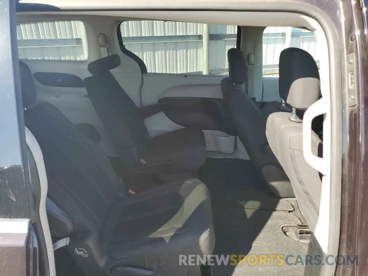 11 Photograph of a damaged car 2C4RC1FG3KR588834 CHRYSLER PACIFICA 2019
