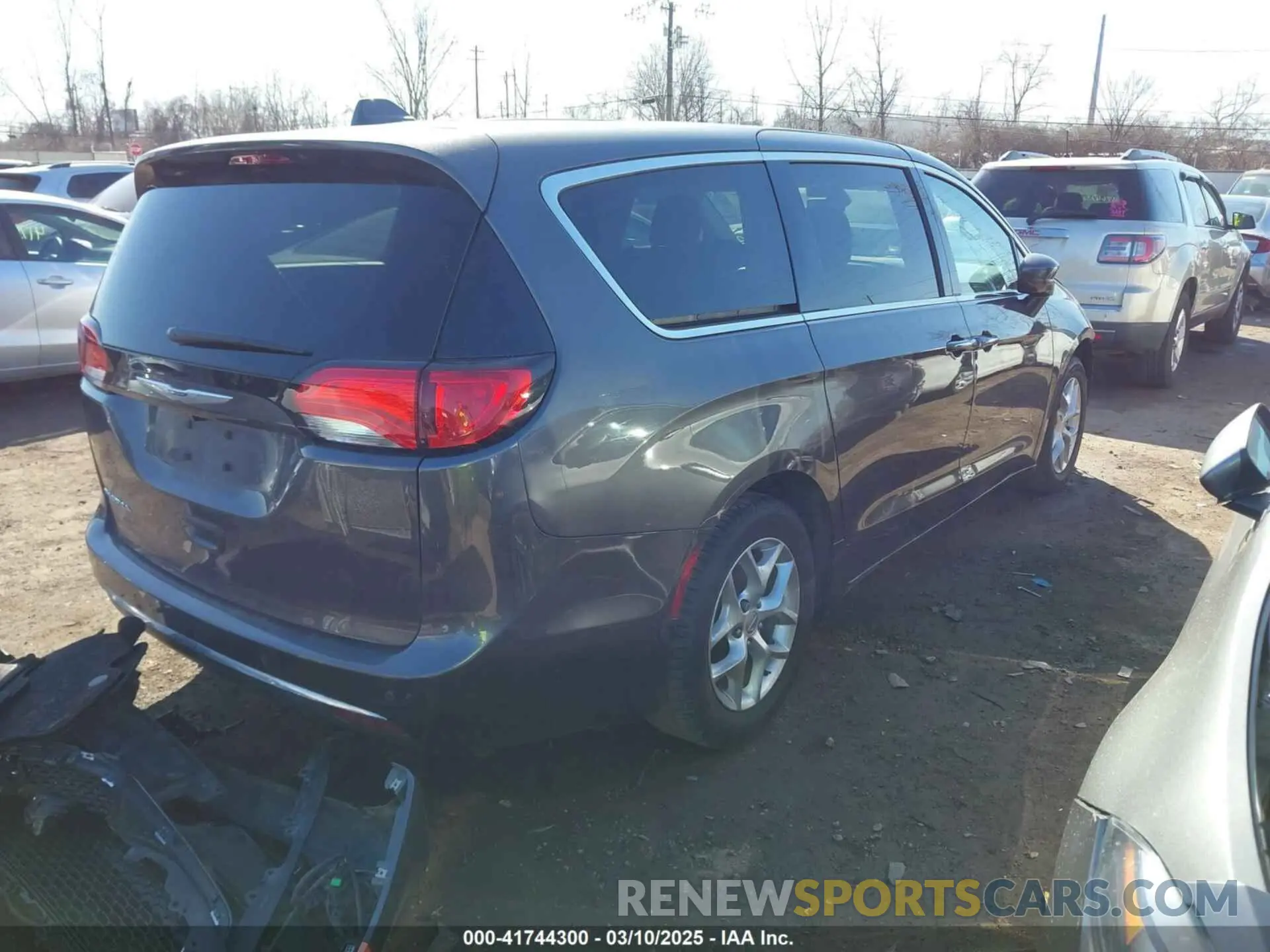 4 Photograph of a damaged car 2C4RC1FG3KR708986 CHRYSLER PACIFICA 2019