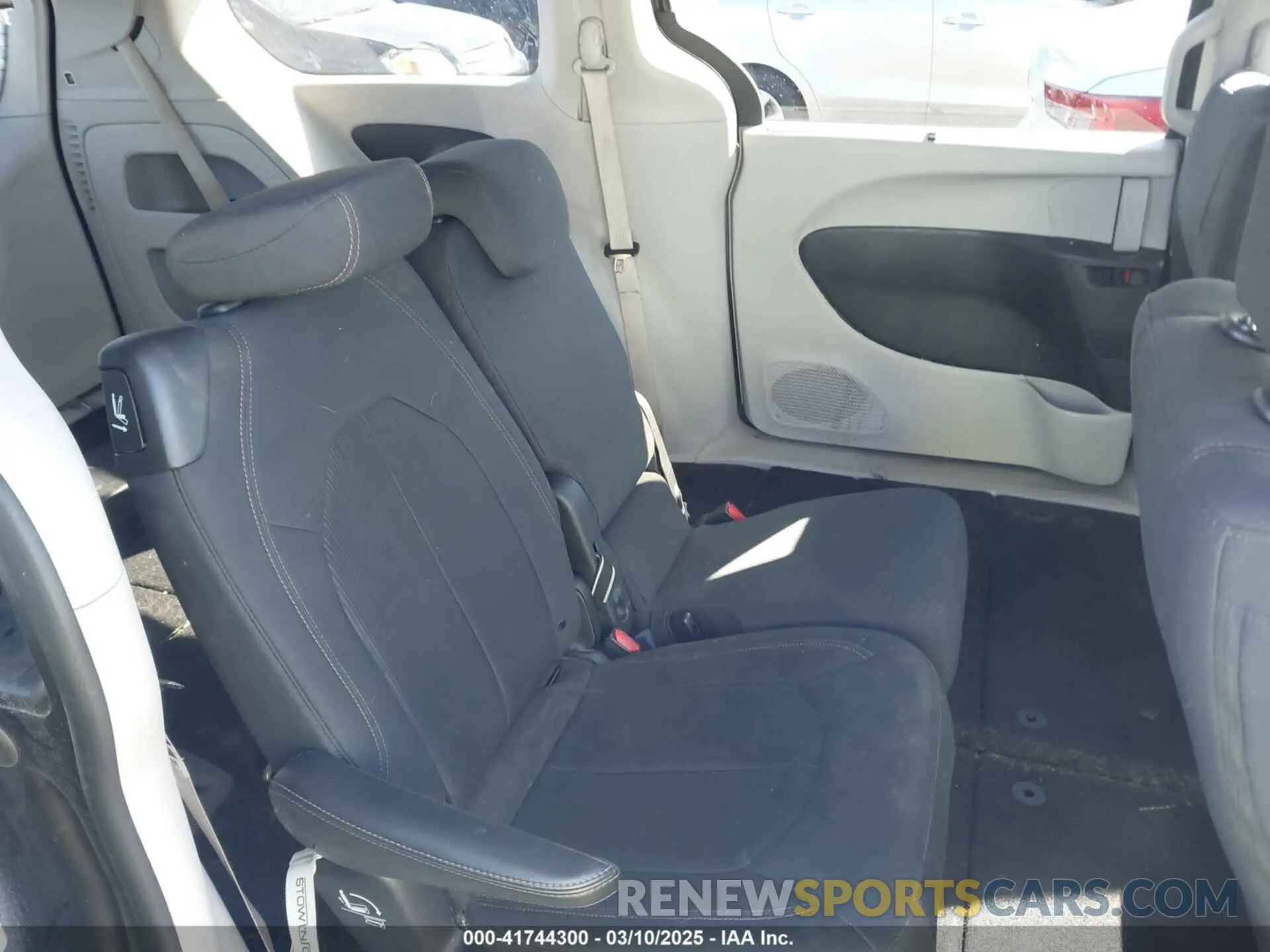 8 Photograph of a damaged car 2C4RC1FG3KR708986 CHRYSLER PACIFICA 2019