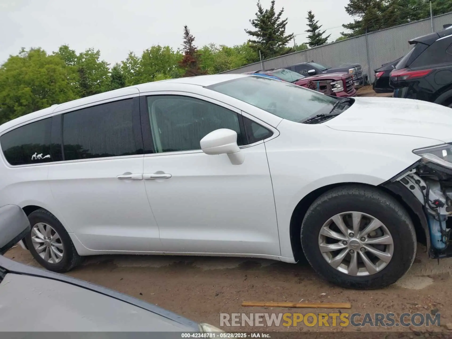13 Photograph of a damaged car 2C4RC1FG4KR523569 CHRYSLER PACIFICA 2019