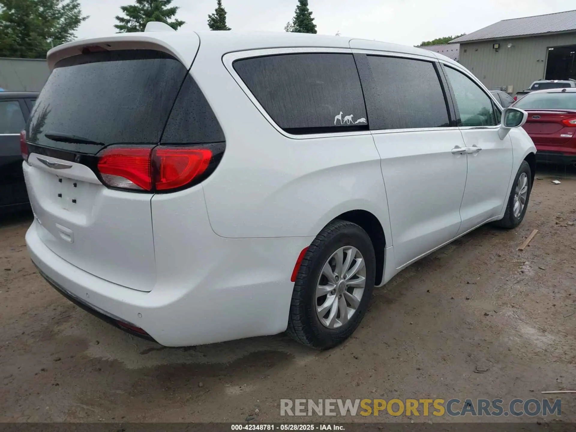 4 Photograph of a damaged car 2C4RC1FG4KR523569 CHRYSLER PACIFICA 2019