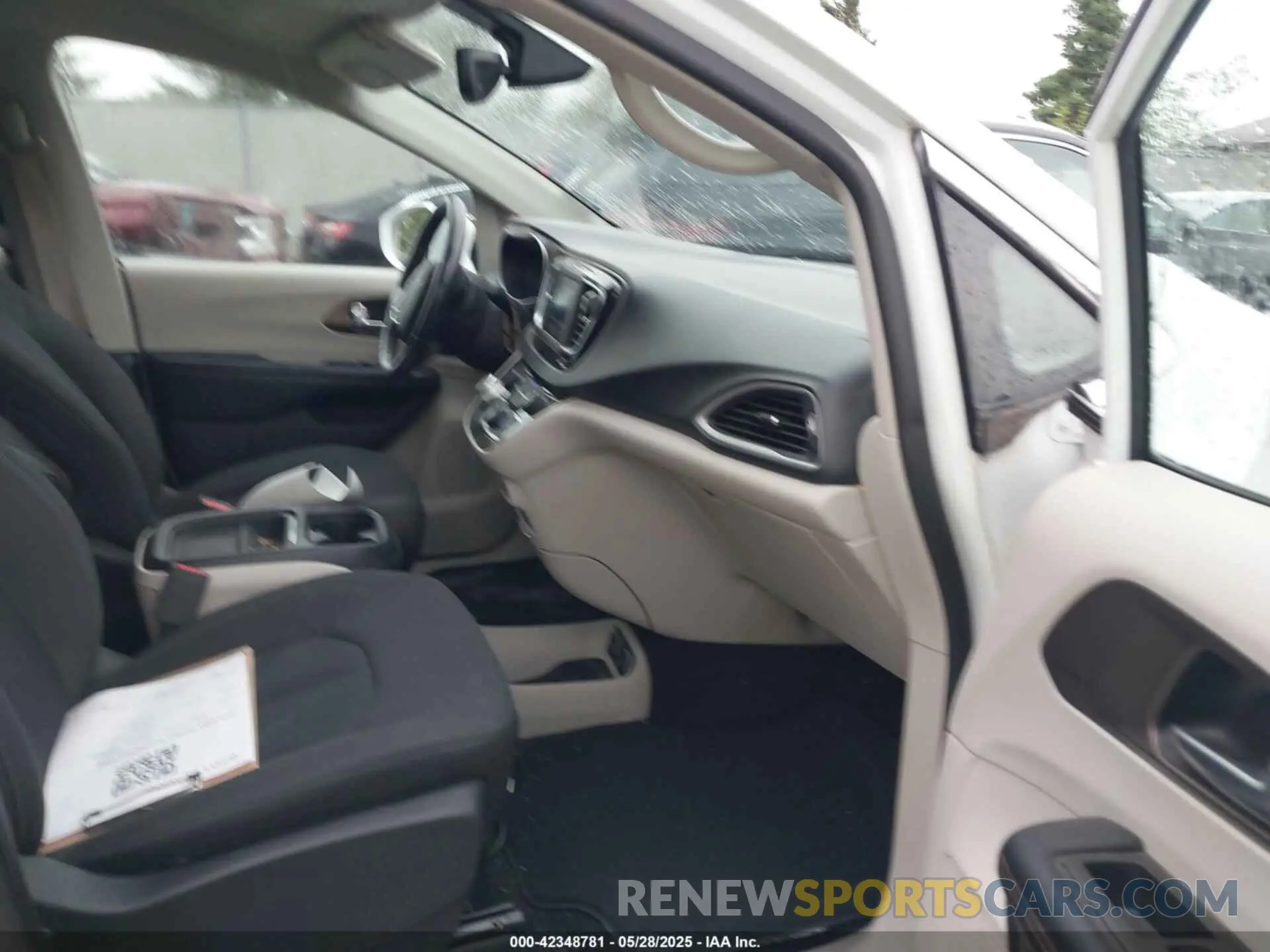 5 Photograph of a damaged car 2C4RC1FG4KR523569 CHRYSLER PACIFICA 2019
