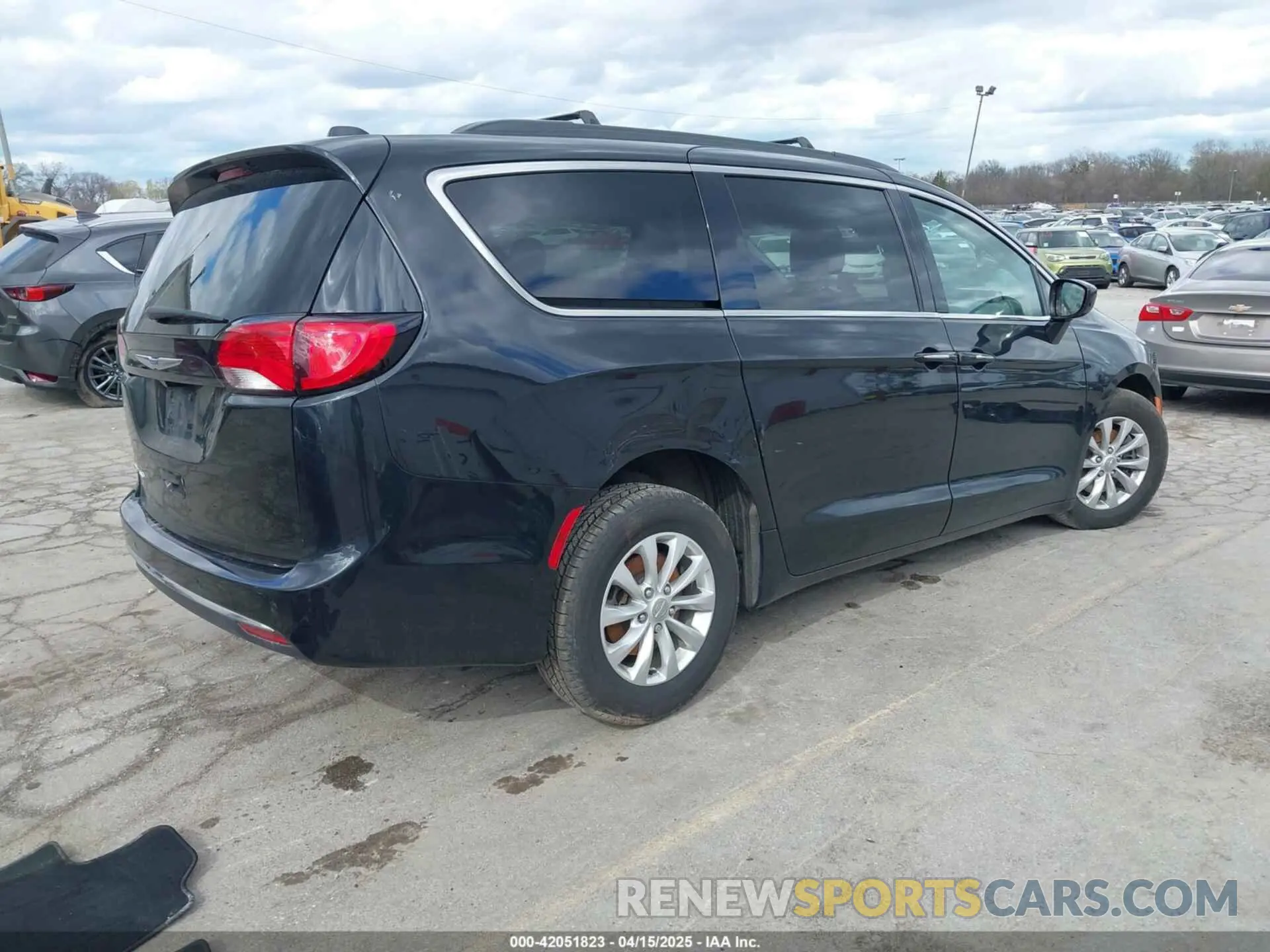 4 Photograph of a damaged car 2C4RC1FG4KR576868 CHRYSLER PACIFICA 2019