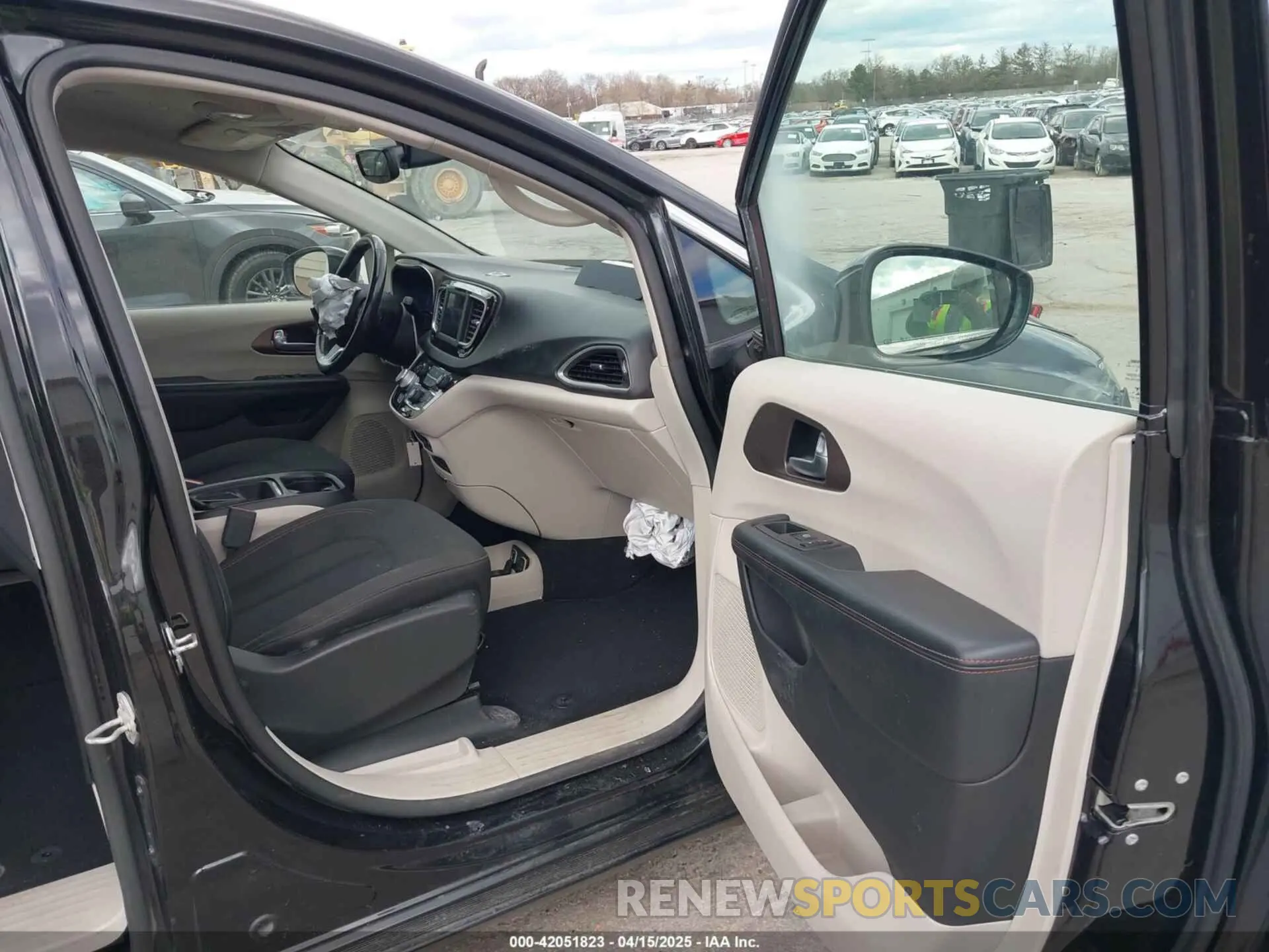 5 Photograph of a damaged car 2C4RC1FG4KR576868 CHRYSLER PACIFICA 2019