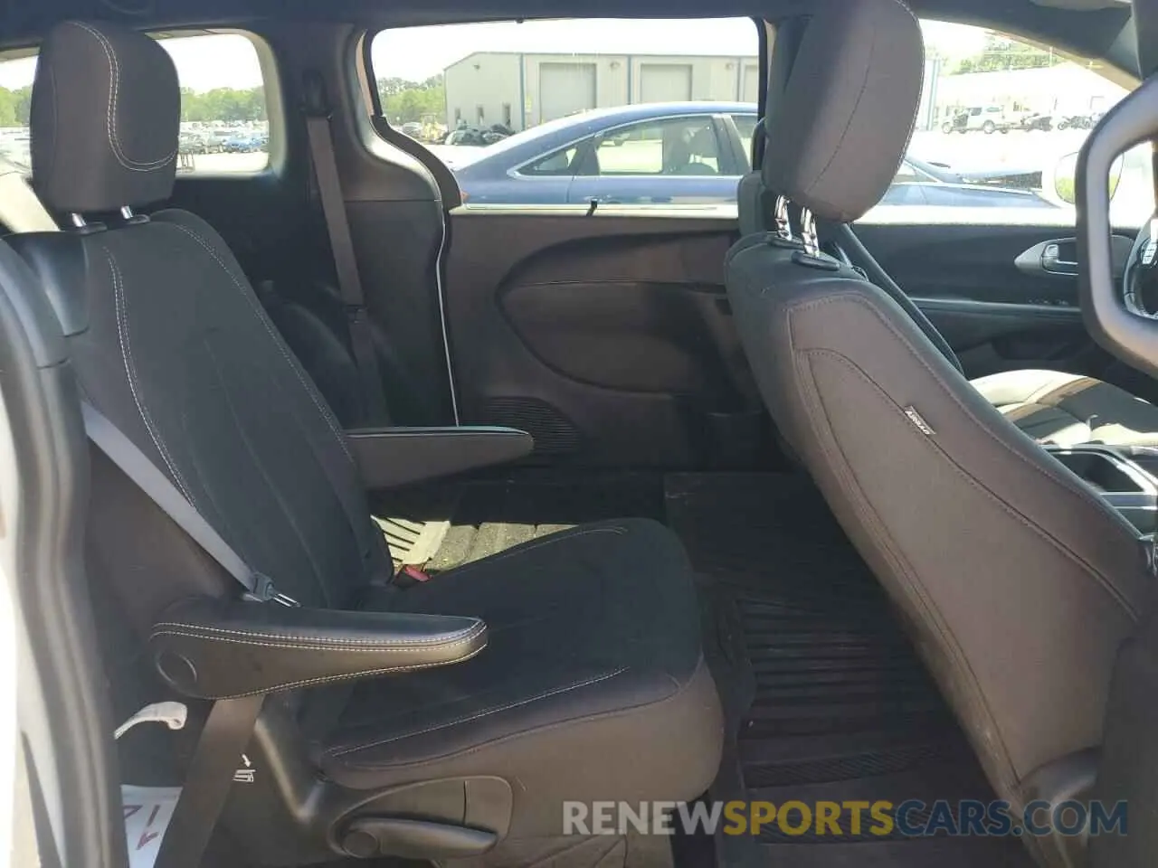 11 Photograph of a damaged car 2C4RC1FG4KR734142 CHRYSLER PACIFICA 2019