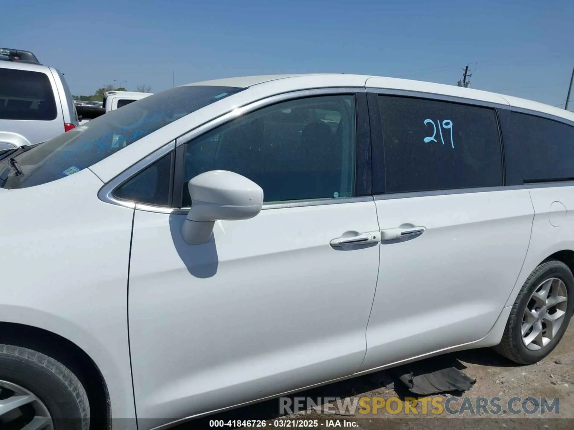 14 Photograph of a damaged car 2C4RC1FG5KR541627 CHRYSLER PACIFICA 2019