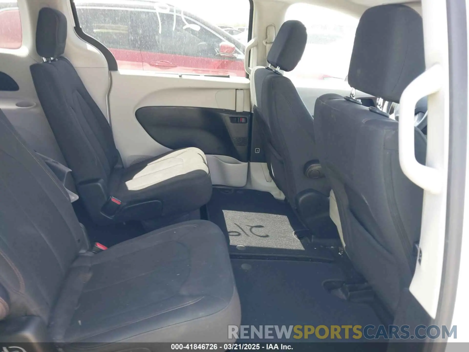 8 Photograph of a damaged car 2C4RC1FG5KR541627 CHRYSLER PACIFICA 2019