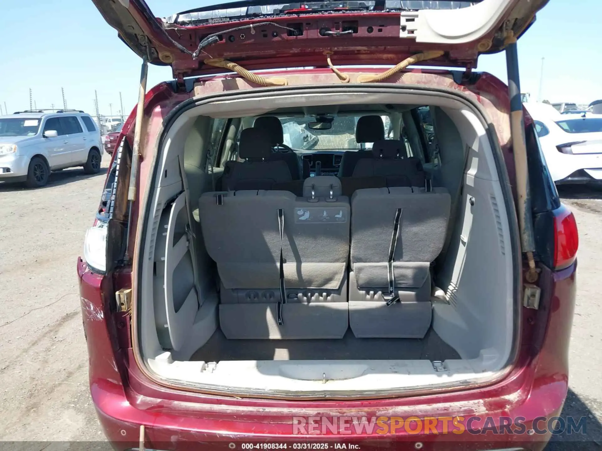 16 Photograph of a damaged car 2C4RC1FG5KR714871 CHRYSLER PACIFICA 2019