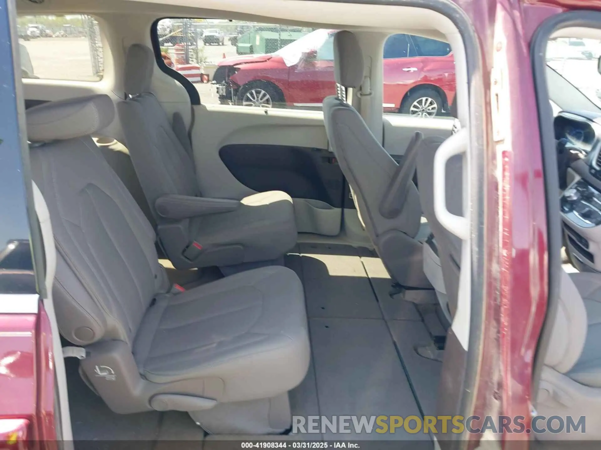 8 Photograph of a damaged car 2C4RC1FG5KR714871 CHRYSLER PACIFICA 2019
