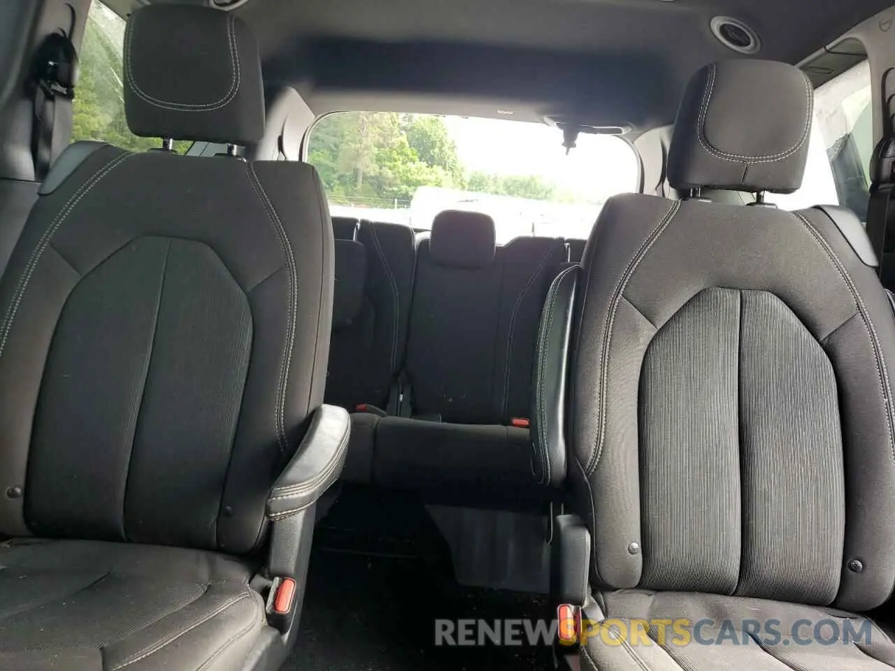 10 Photograph of a damaged car 2C4RC1FG5KR732819 CHRYSLER PACIFICA 2019
