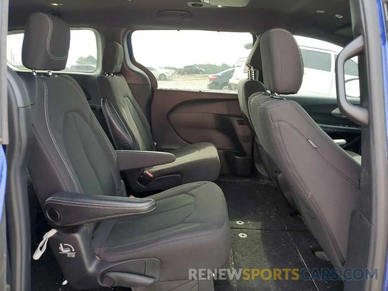 11 Photograph of a damaged car 2C4RC1FG5KR732819 CHRYSLER PACIFICA 2019