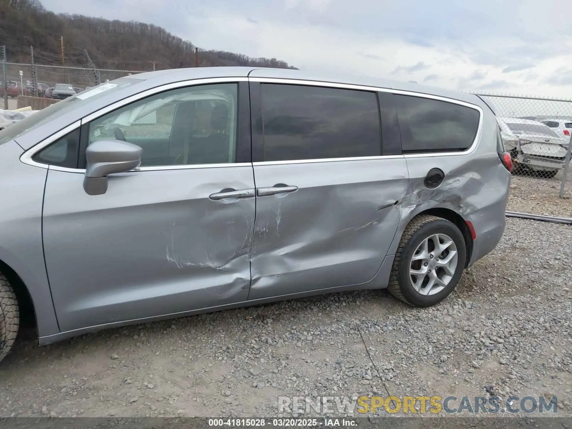 6 Photograph of a damaged car 2C4RC1FG6KR523265 CHRYSLER PACIFICA 2019