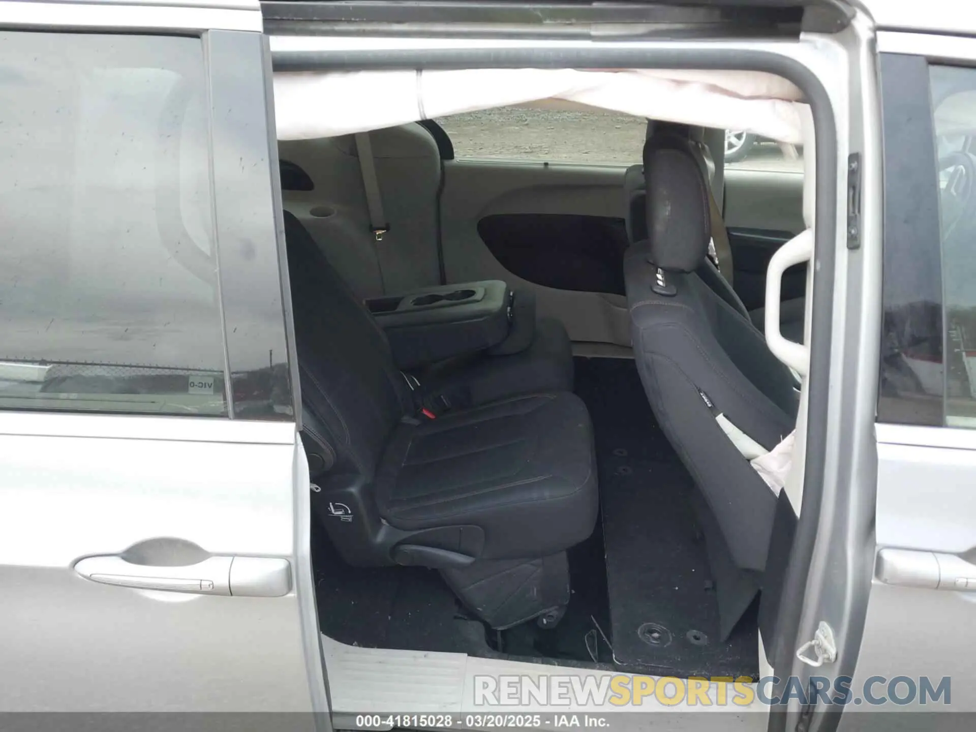 8 Photograph of a damaged car 2C4RC1FG6KR523265 CHRYSLER PACIFICA 2019