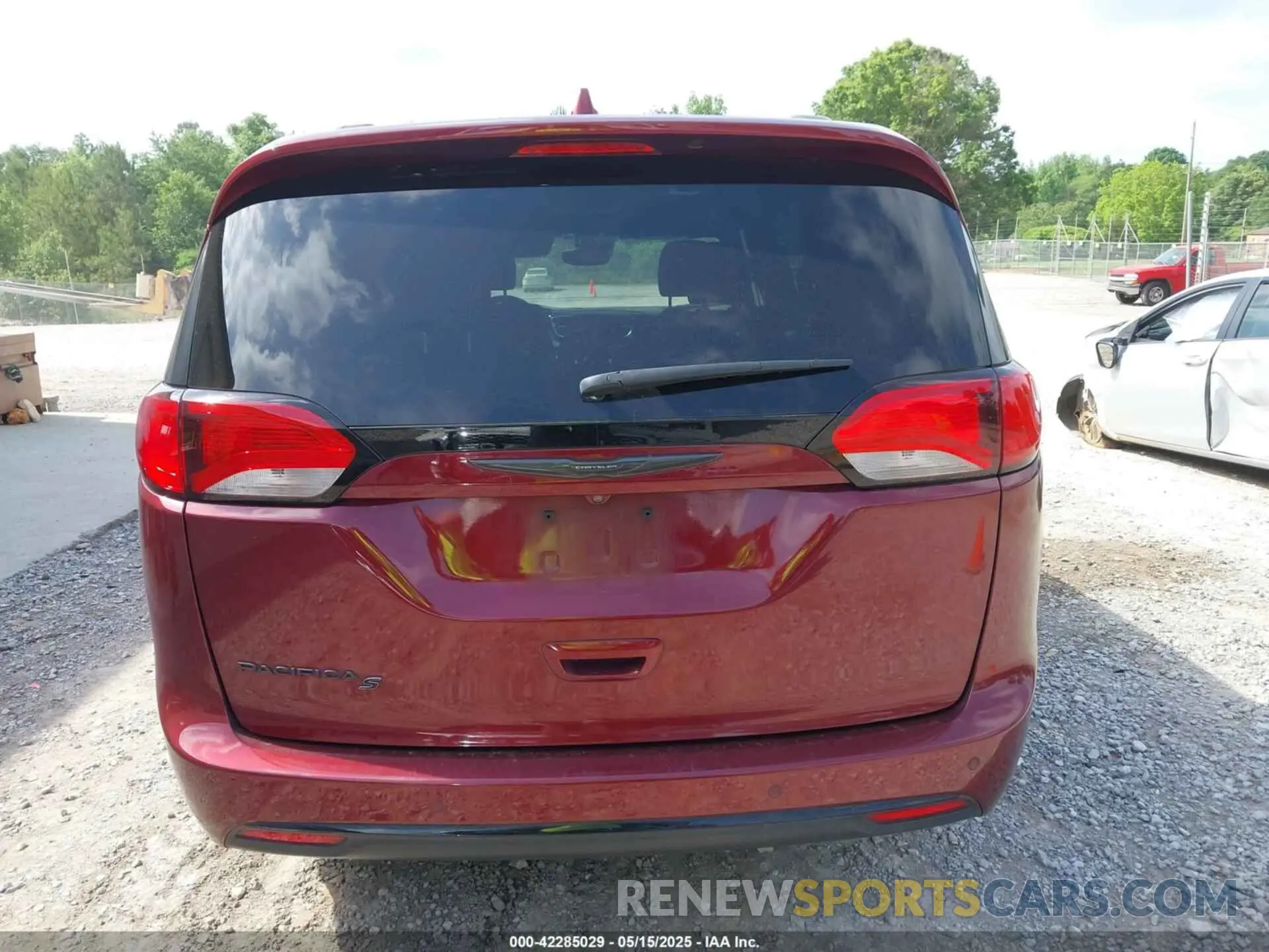 16 Photograph of a damaged car 2C4RC1FG6KR532127 CHRYSLER PACIFICA 2019