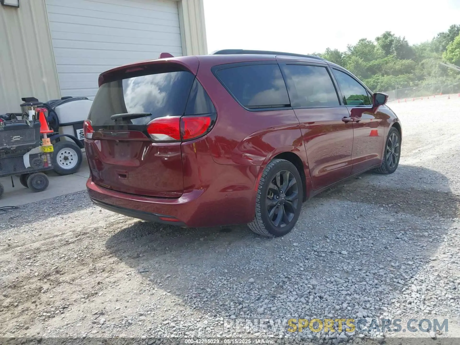 4 Photograph of a damaged car 2C4RC1FG6KR532127 CHRYSLER PACIFICA 2019