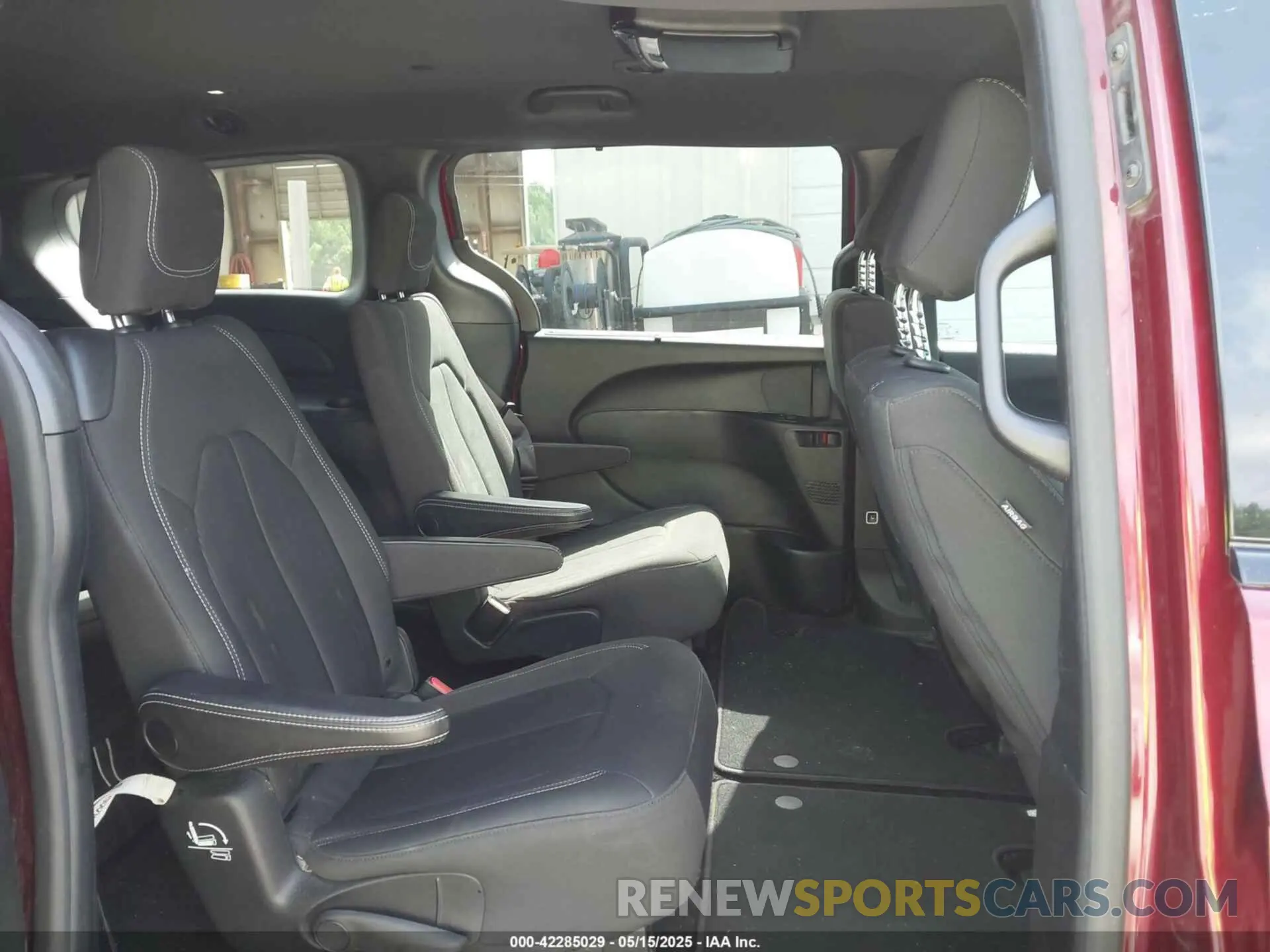 8 Photograph of a damaged car 2C4RC1FG6KR532127 CHRYSLER PACIFICA 2019