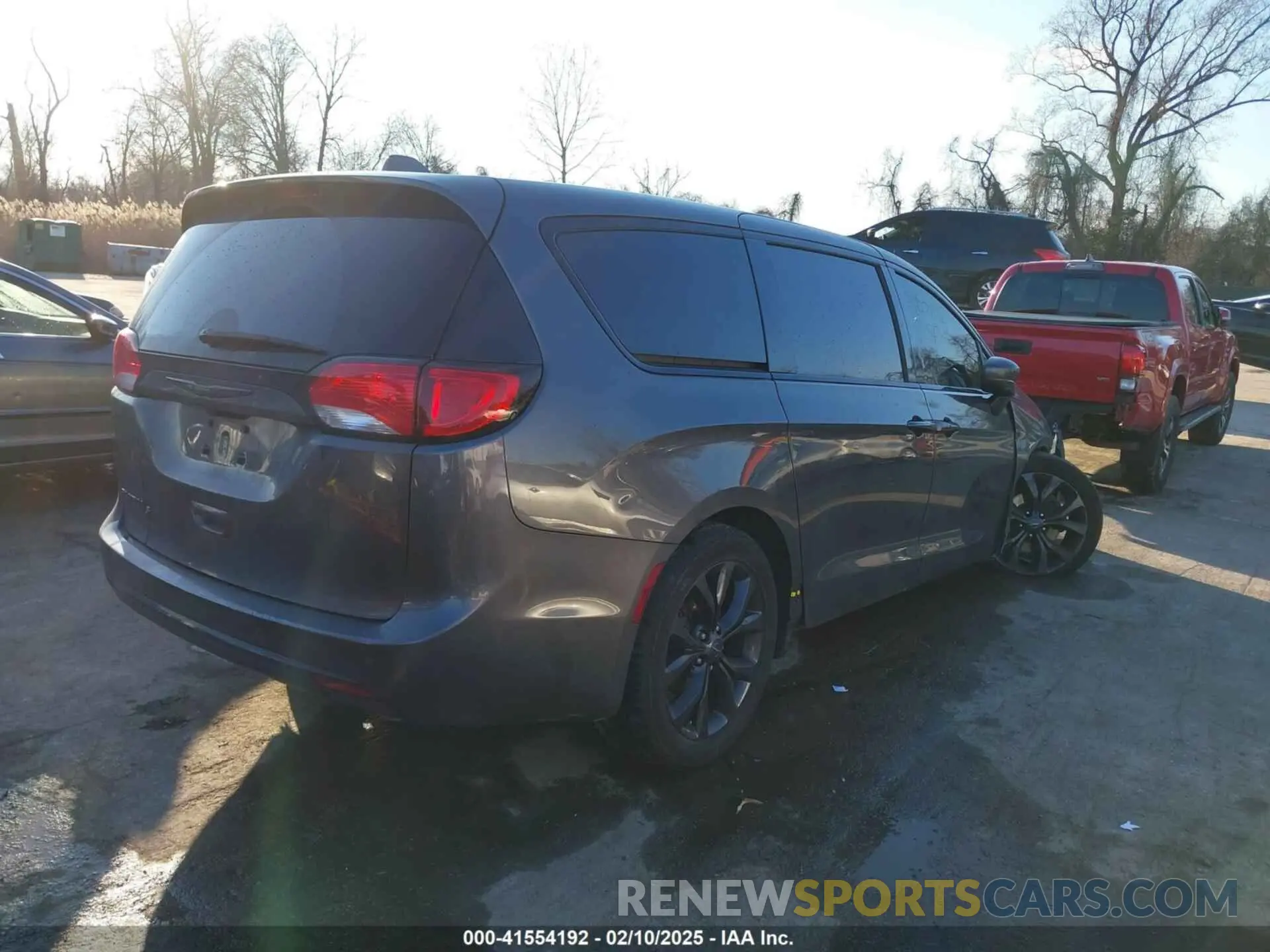 4 Photograph of a damaged car 2C4RC1FG9KR532140 CHRYSLER PACIFICA 2019