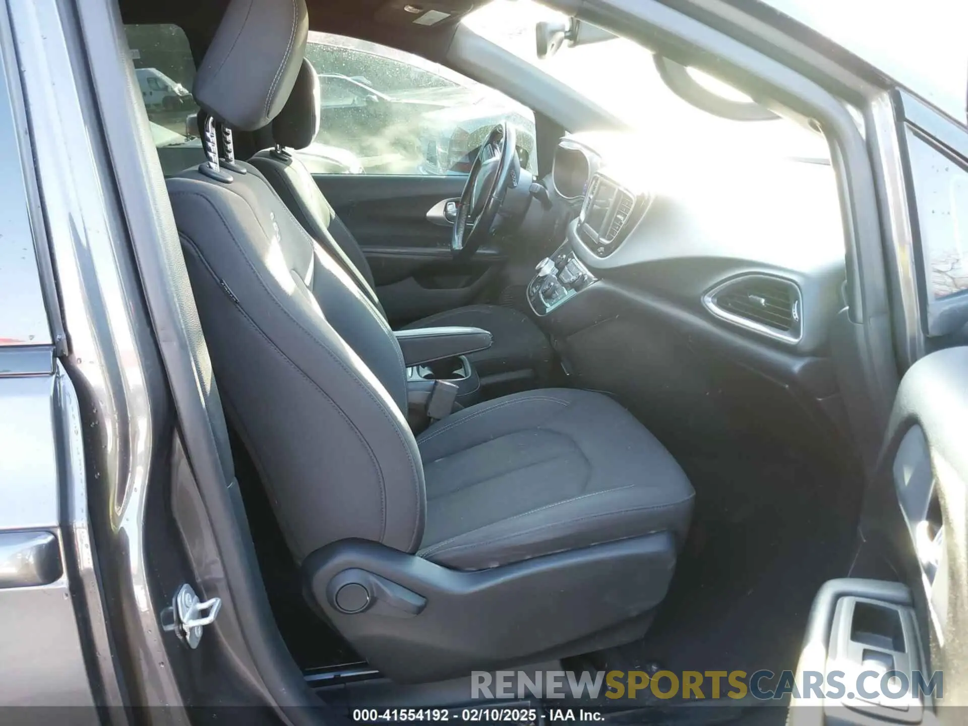 5 Photograph of a damaged car 2C4RC1FG9KR532140 CHRYSLER PACIFICA 2019