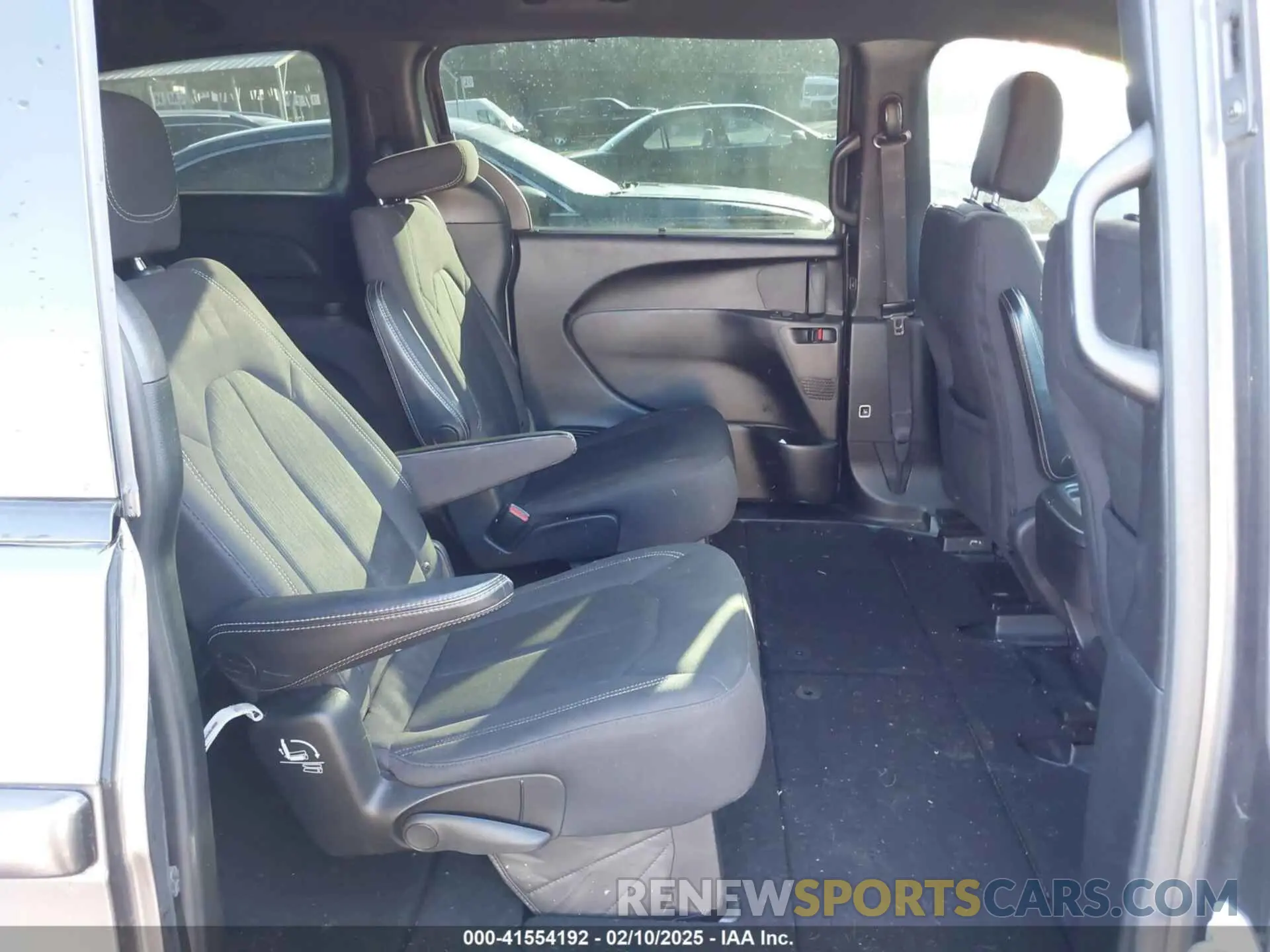 8 Photograph of a damaged car 2C4RC1FG9KR532140 CHRYSLER PACIFICA 2019