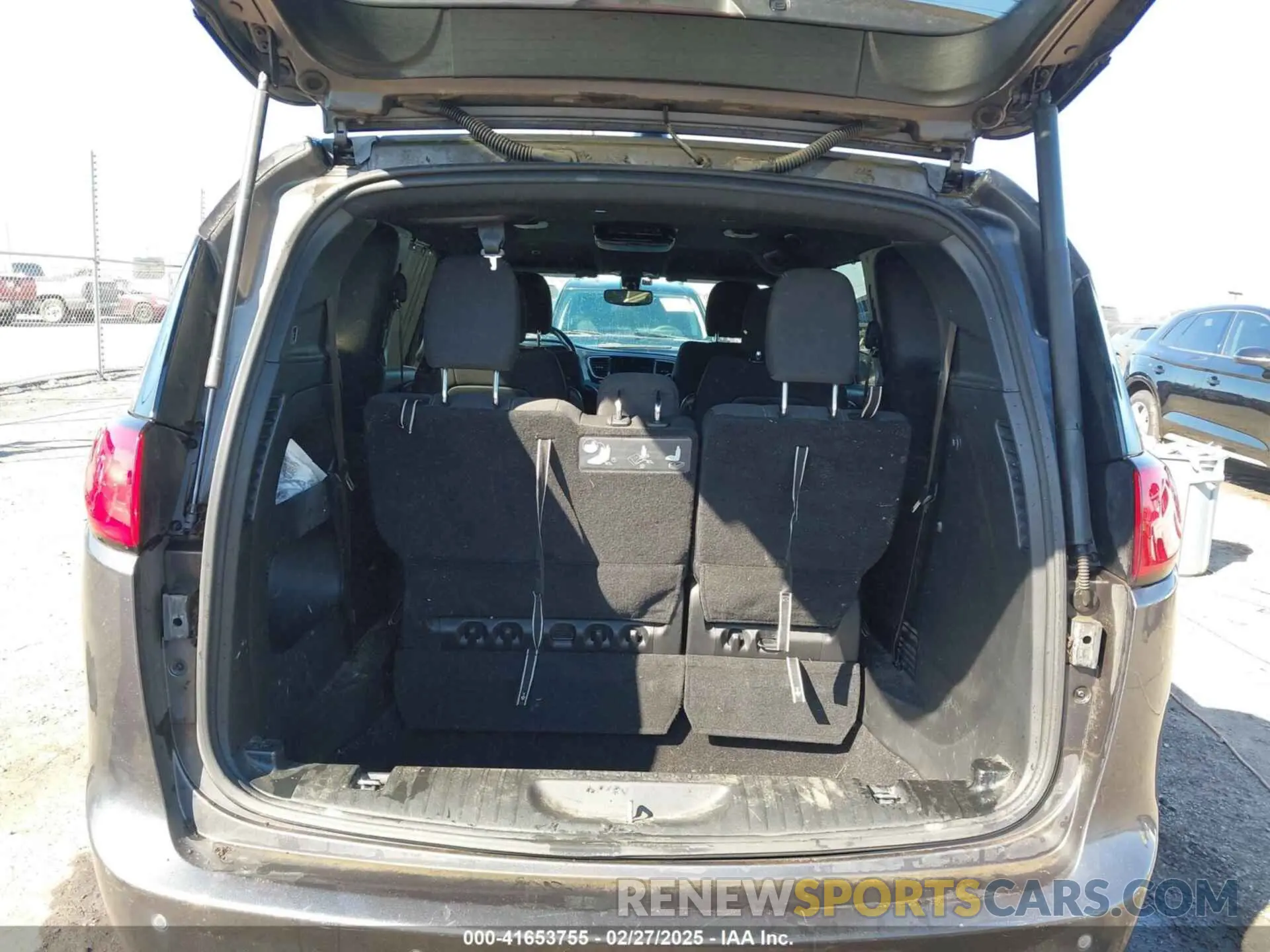 8 Photograph of a damaged car 2C4RC1FG9KR583413 CHRYSLER PACIFICA 2019