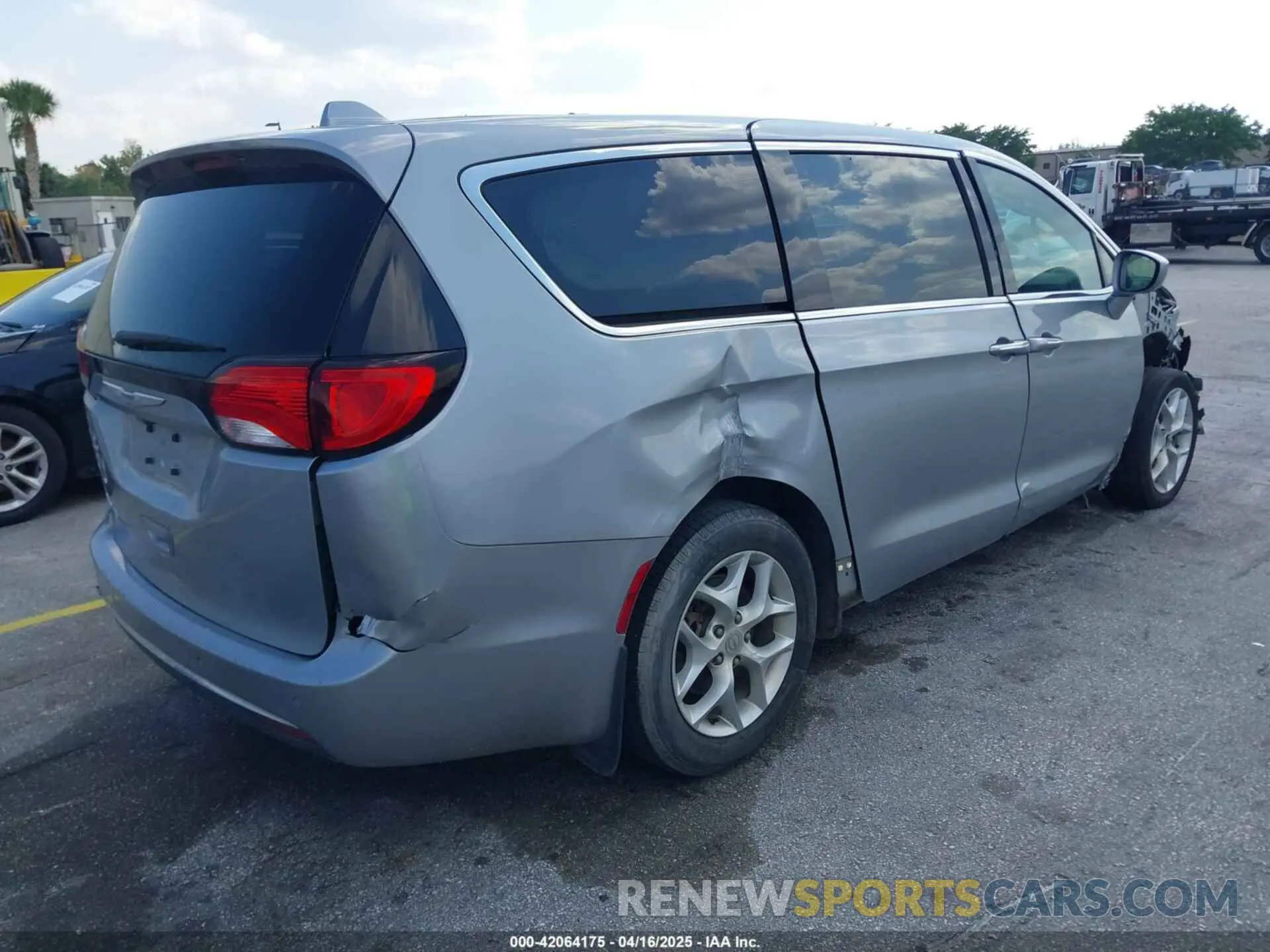 4 Photograph of a damaged car 2C4RC1FG9KR589101 CHRYSLER PACIFICA 2019