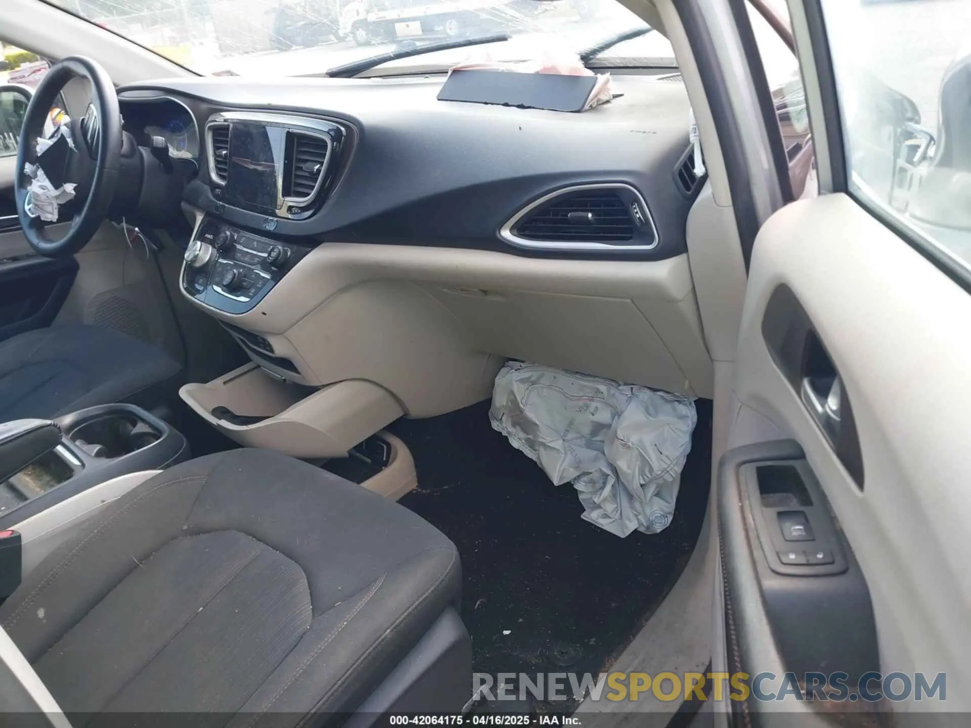 5 Photograph of a damaged car 2C4RC1FG9KR589101 CHRYSLER PACIFICA 2019