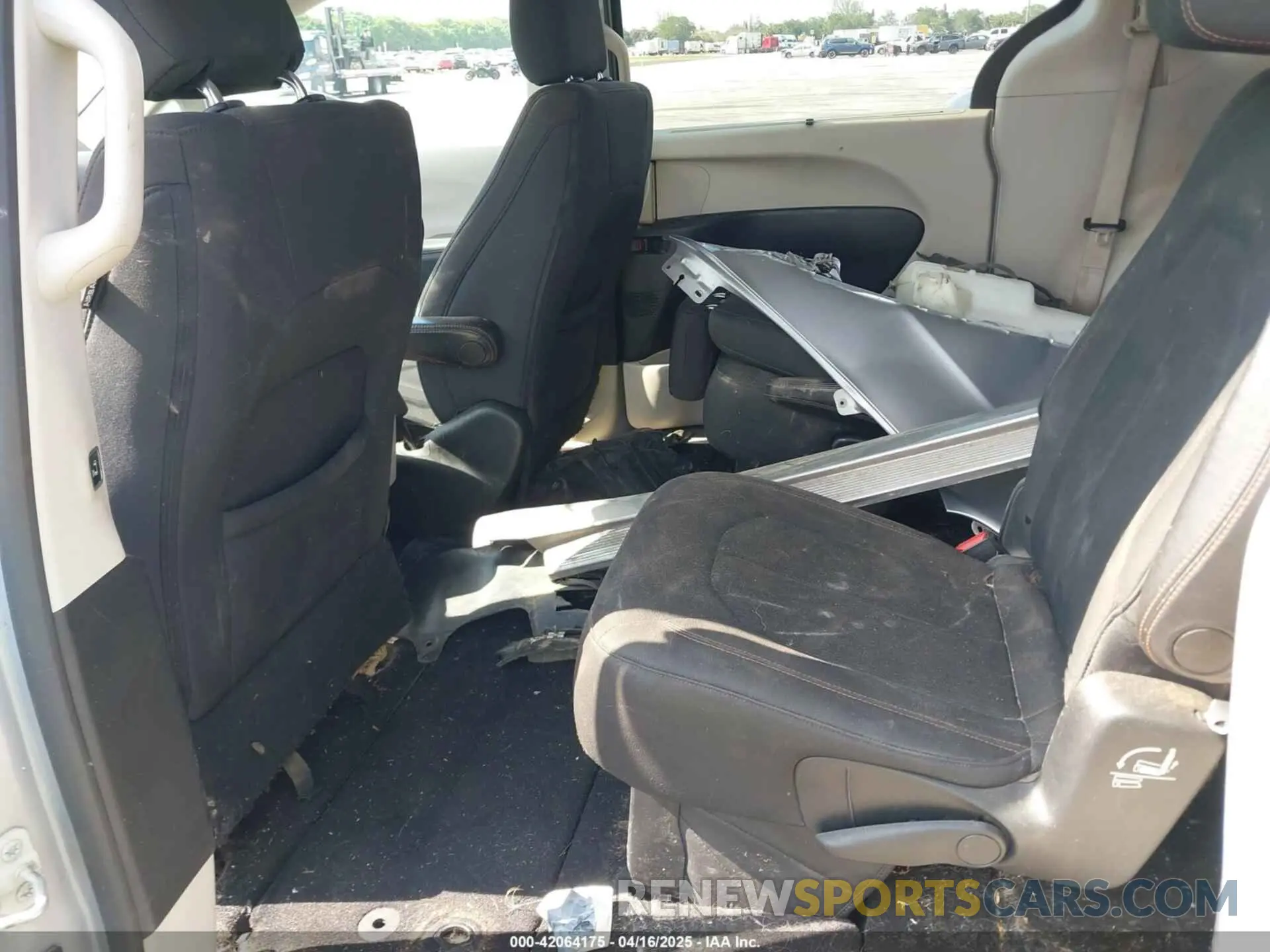 8 Photograph of a damaged car 2C4RC1FG9KR589101 CHRYSLER PACIFICA 2019