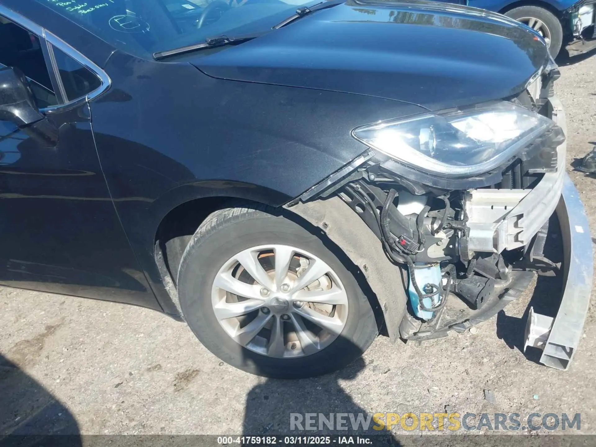 18 Photograph of a damaged car 2C4RC1FG9KR604227 CHRYSLER PACIFICA 2019