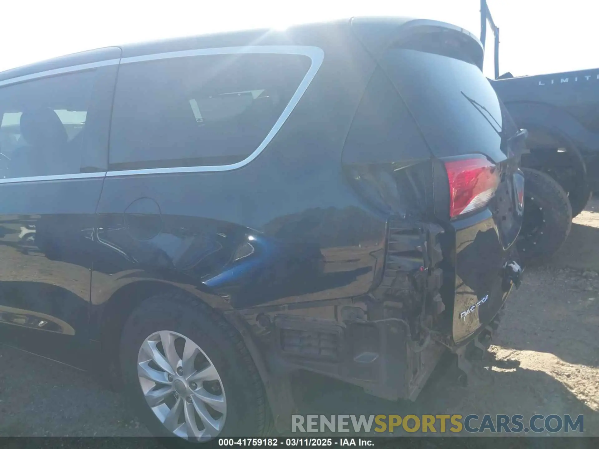 21 Photograph of a damaged car 2C4RC1FG9KR604227 CHRYSLER PACIFICA 2019