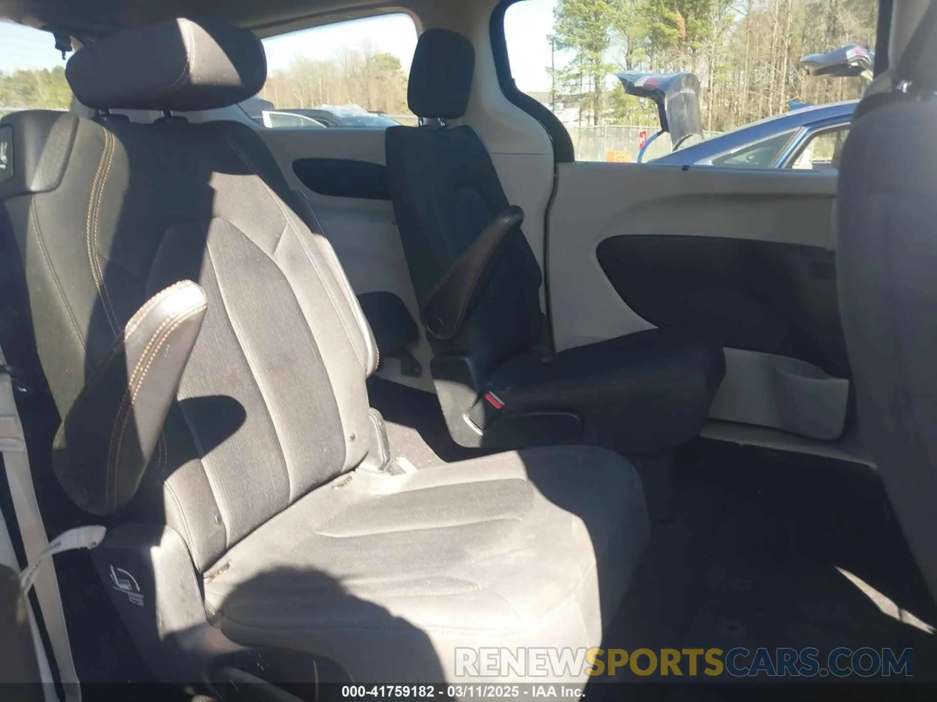8 Photograph of a damaged car 2C4RC1FG9KR604227 CHRYSLER PACIFICA 2019