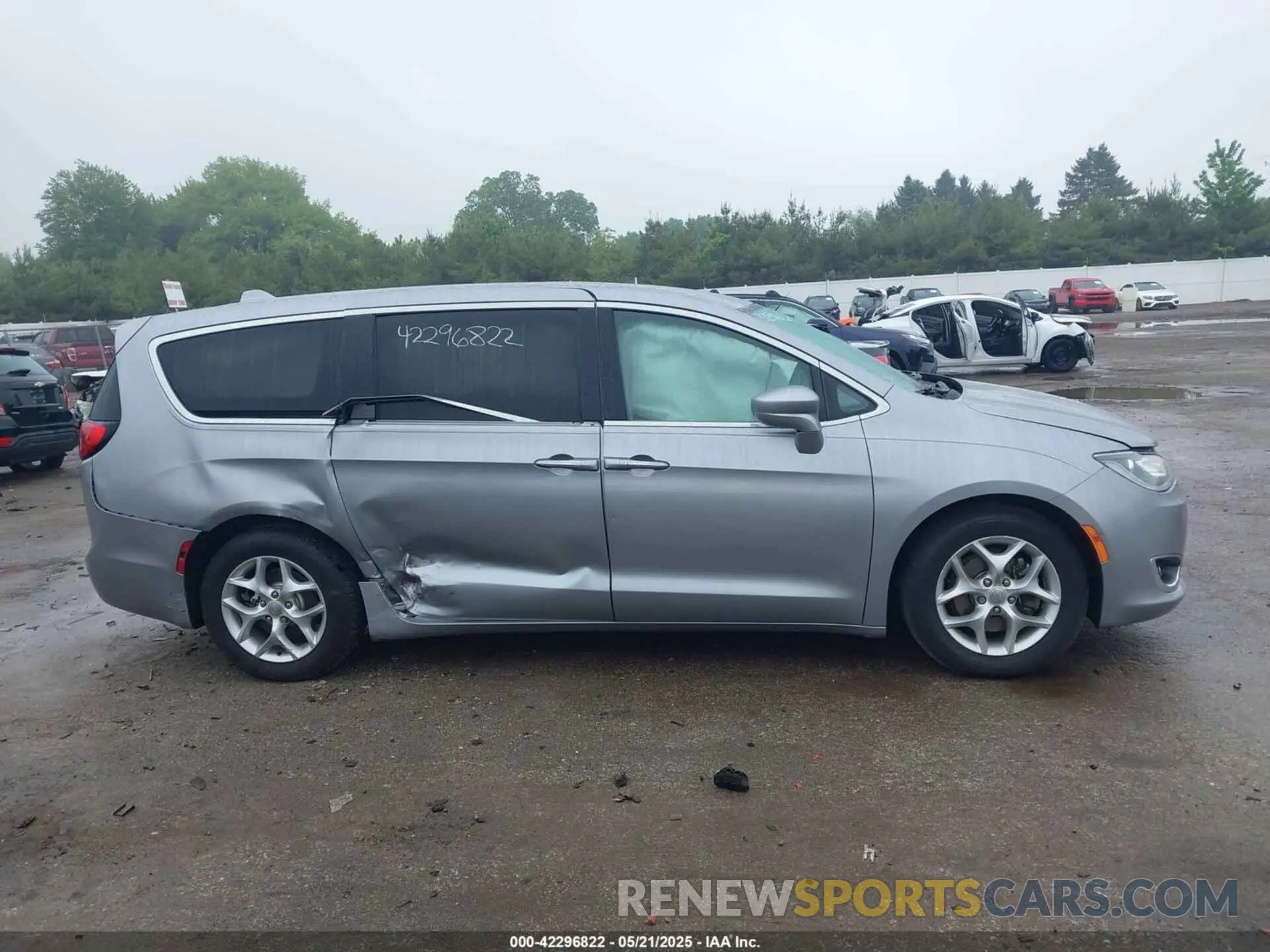 13 Photograph of a damaged car 2C4RC1FG9KR629550 CHRYSLER PACIFICA 2019
