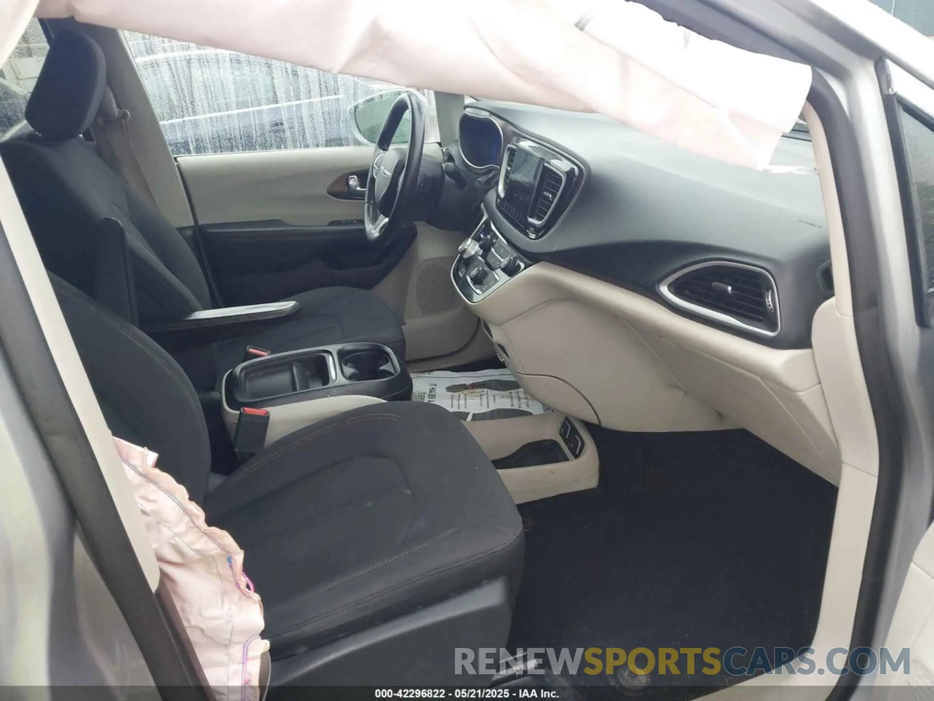 5 Photograph of a damaged car 2C4RC1FG9KR629550 CHRYSLER PACIFICA 2019