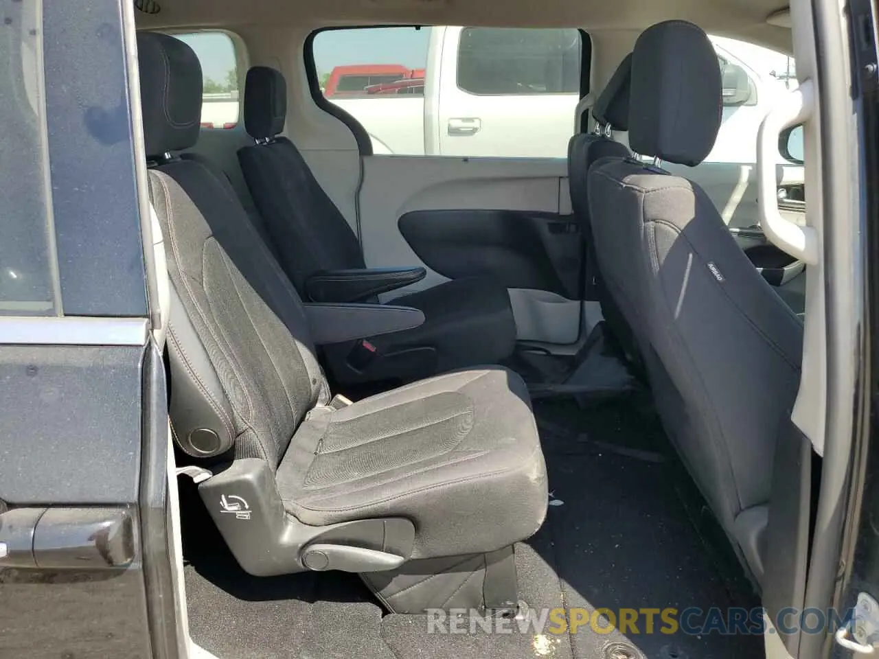 11 Photograph of a damaged car 2C4RC1FG9KR698500 CHRYSLER PACIFICA 2019