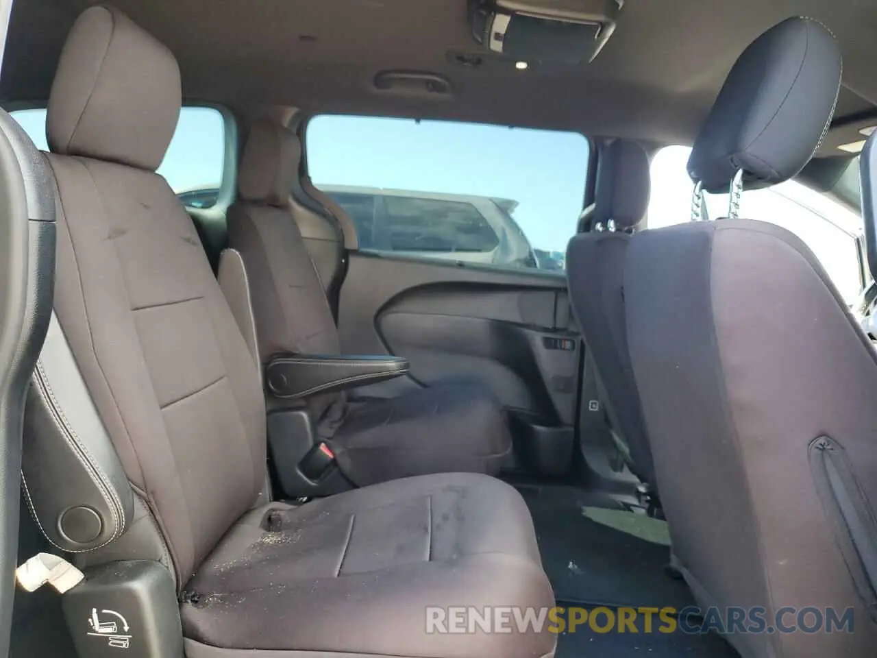 11 Photograph of a damaged car 2C4RC1FGXKR567351 CHRYSLER PACIFICA 2019