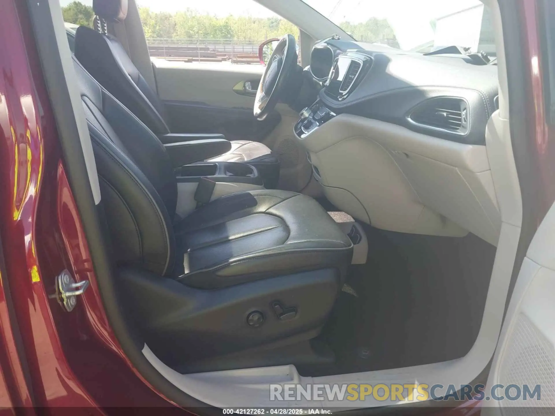 5 Photograph of a damaged car 2C4RC1GG1KR552218 CHRYSLER PACIFICA 2019