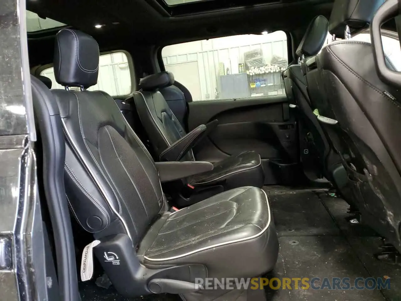 11 Photograph of a damaged car 2C4RC1GG1KR653064 CHRYSLER PACIFICA 2019