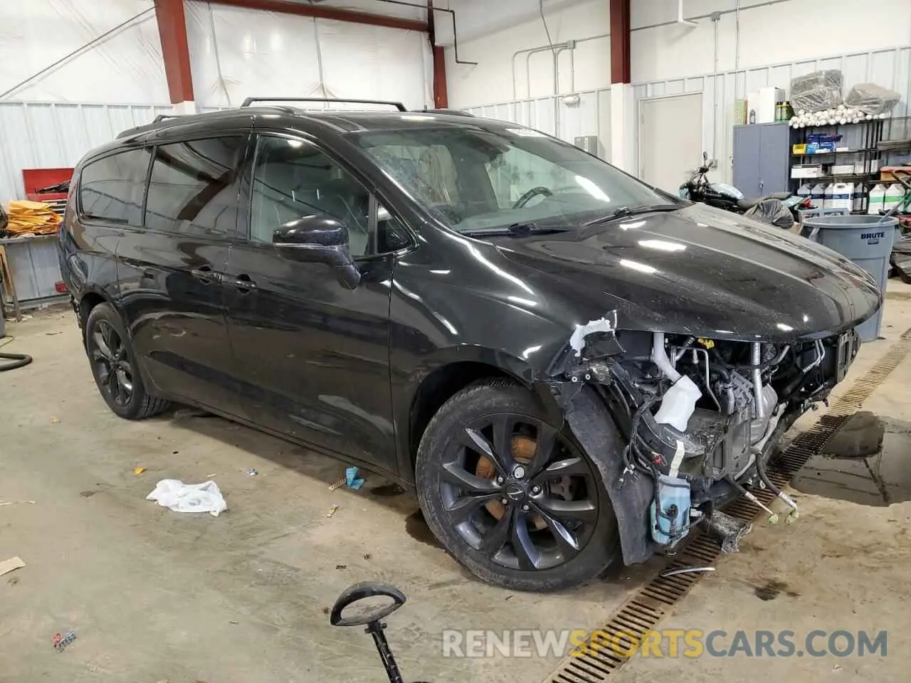 4 Photograph of a damaged car 2C4RC1GG1KR653064 CHRYSLER PACIFICA 2019