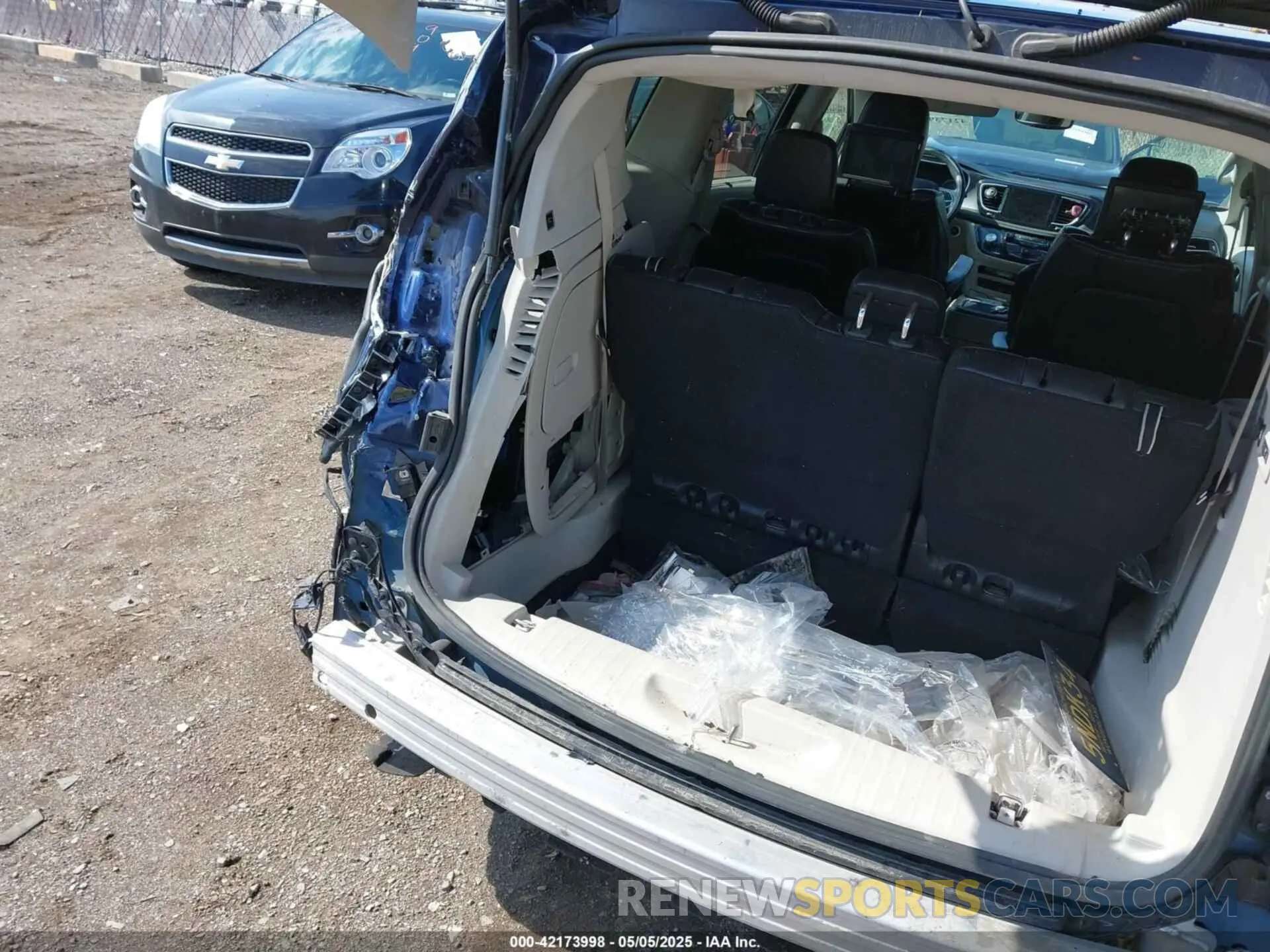 19 Photograph of a damaged car 2C4RC1GG2KR655440 CHRYSLER PACIFICA 2019