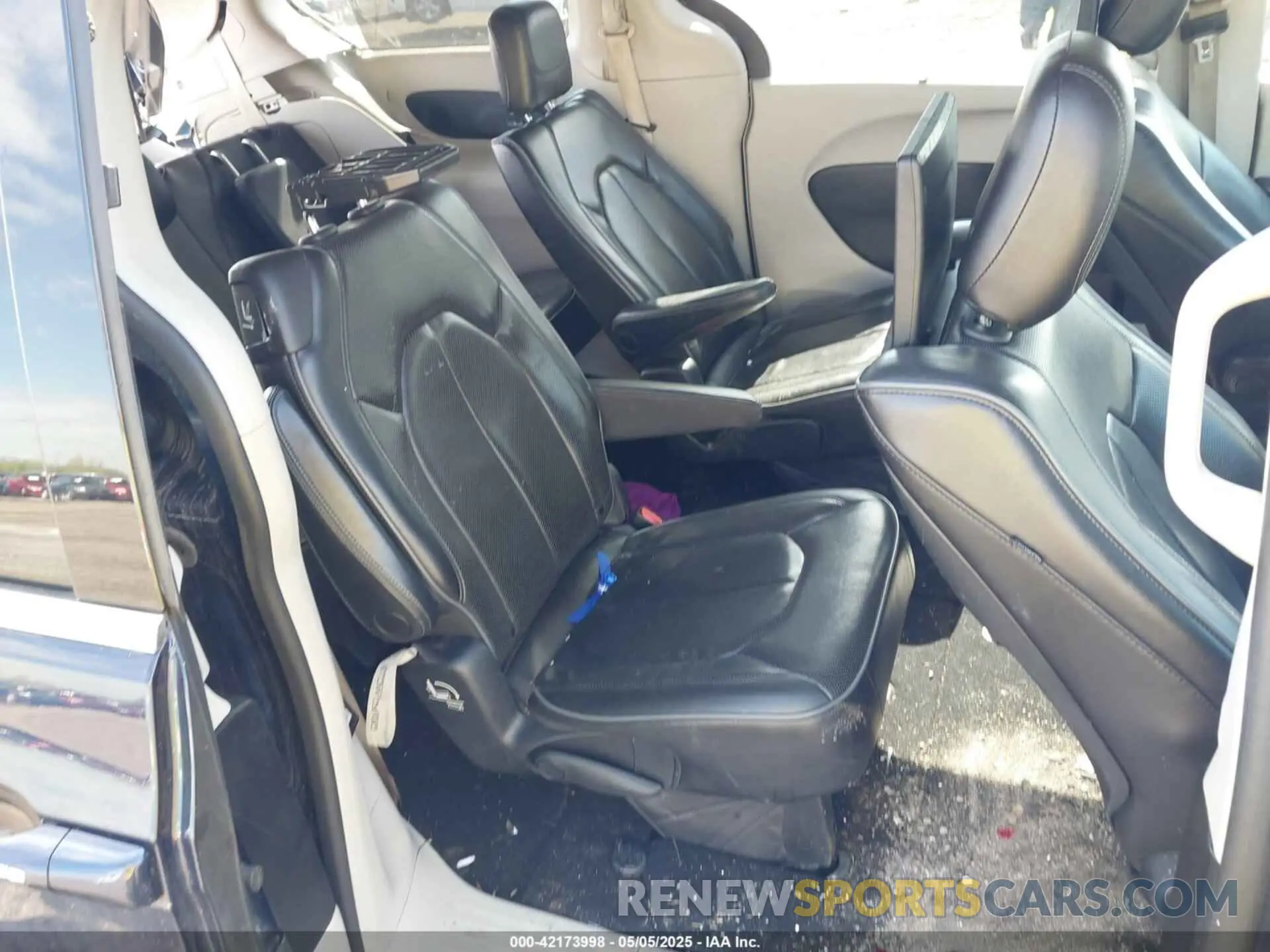 8 Photograph of a damaged car 2C4RC1GG2KR655440 CHRYSLER PACIFICA 2019
