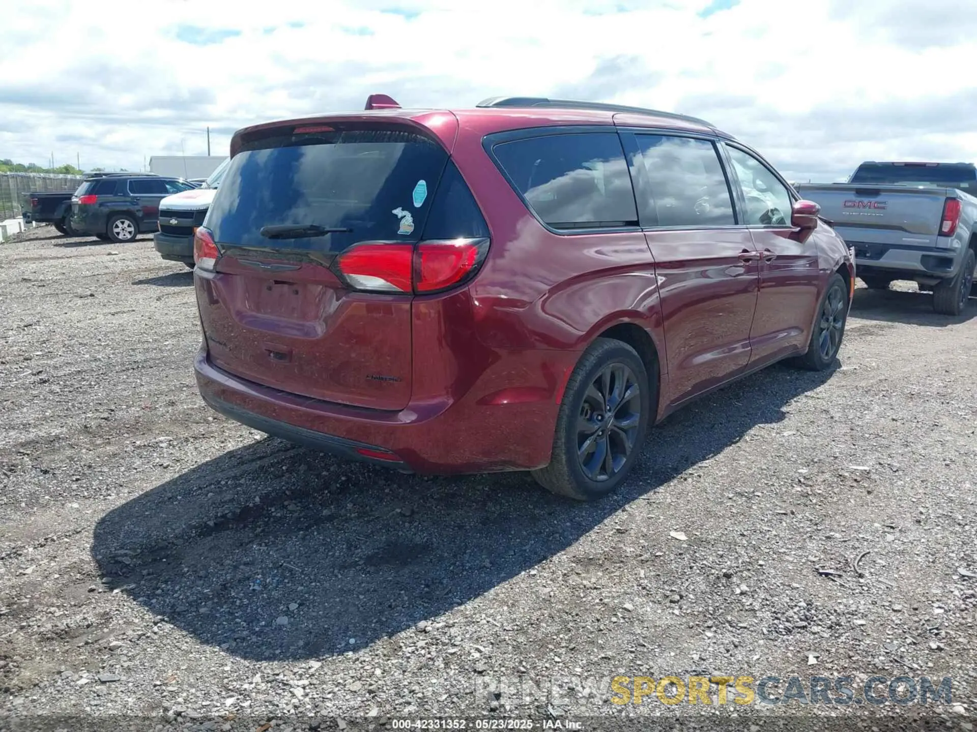 4 Photograph of a damaged car 2C4RC1GG5KR652497 CHRYSLER PACIFICA 2019