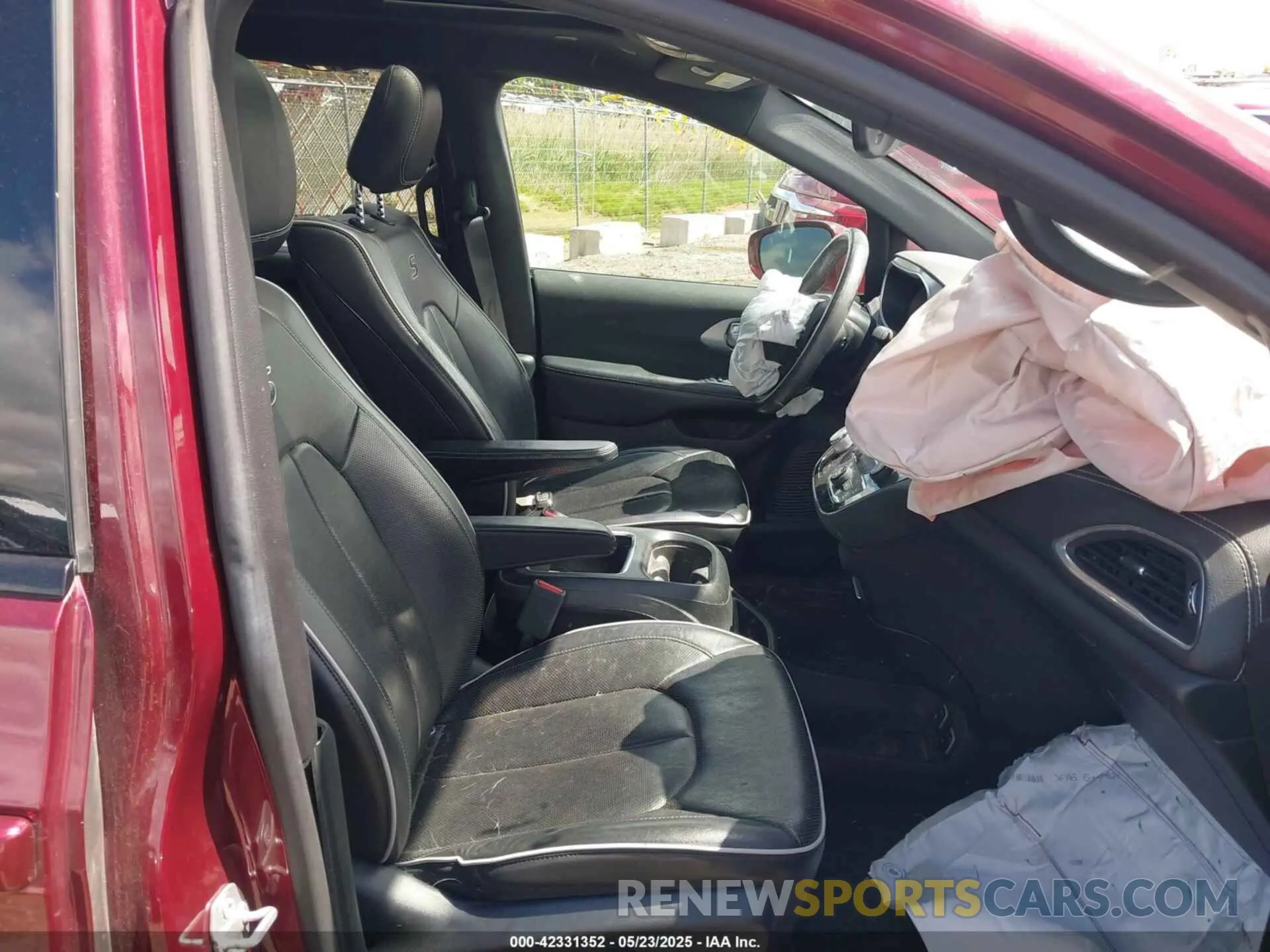5 Photograph of a damaged car 2C4RC1GG5KR652497 CHRYSLER PACIFICA 2019