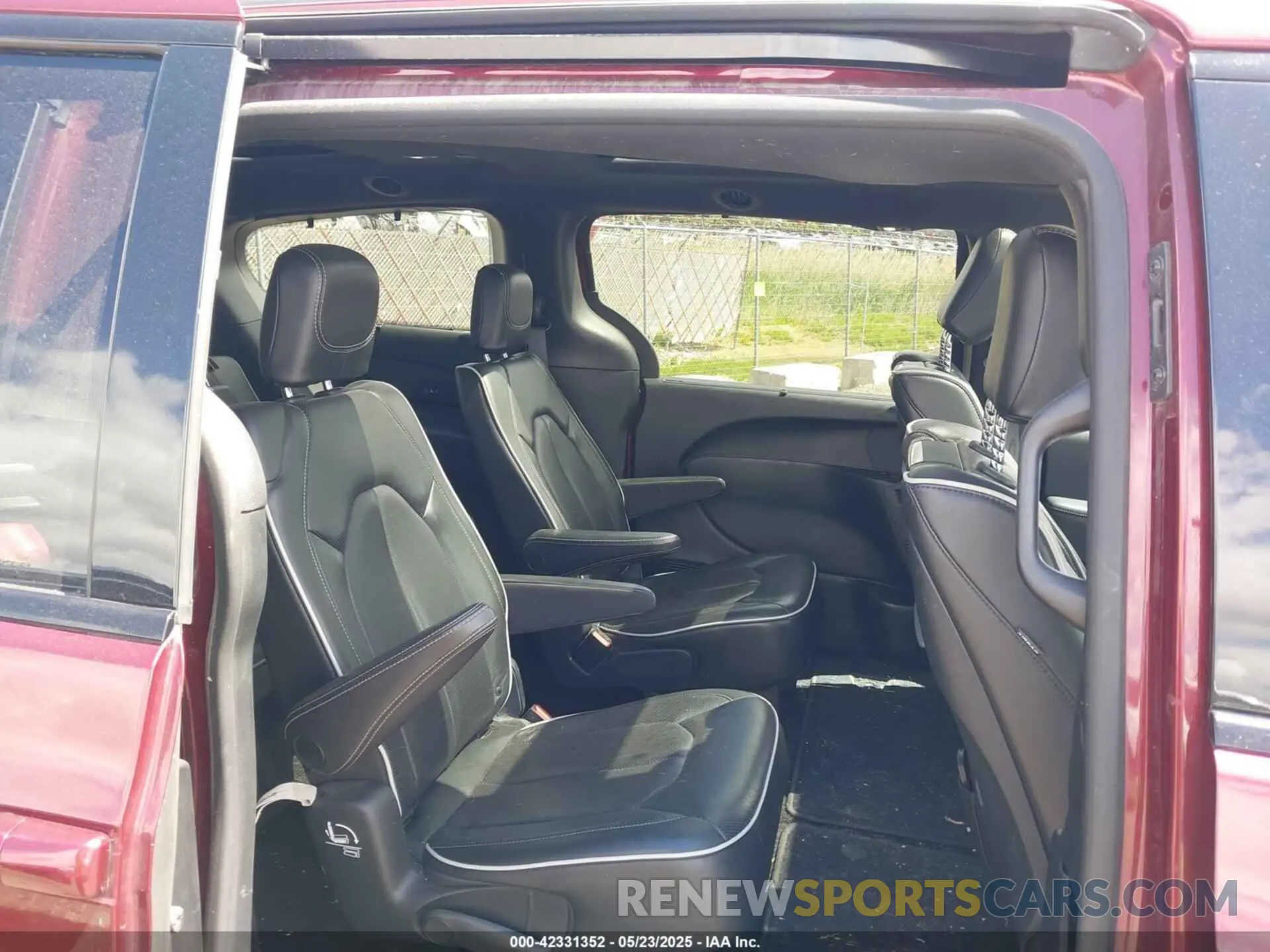 8 Photograph of a damaged car 2C4RC1GG5KR652497 CHRYSLER PACIFICA 2019