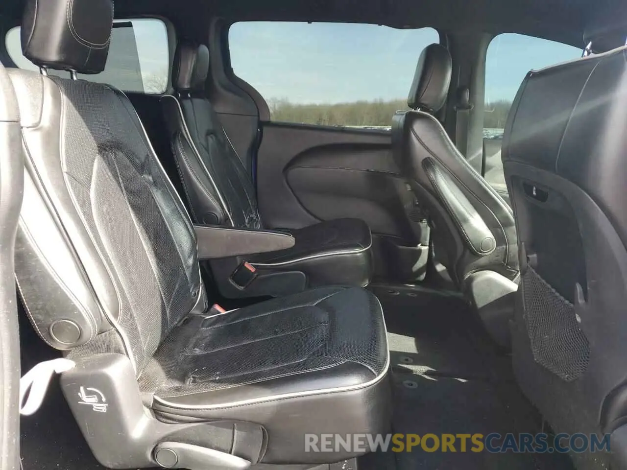 12 Photograph of a damaged car 2C4RC1GG6KR686870 CHRYSLER PACIFICA 2019