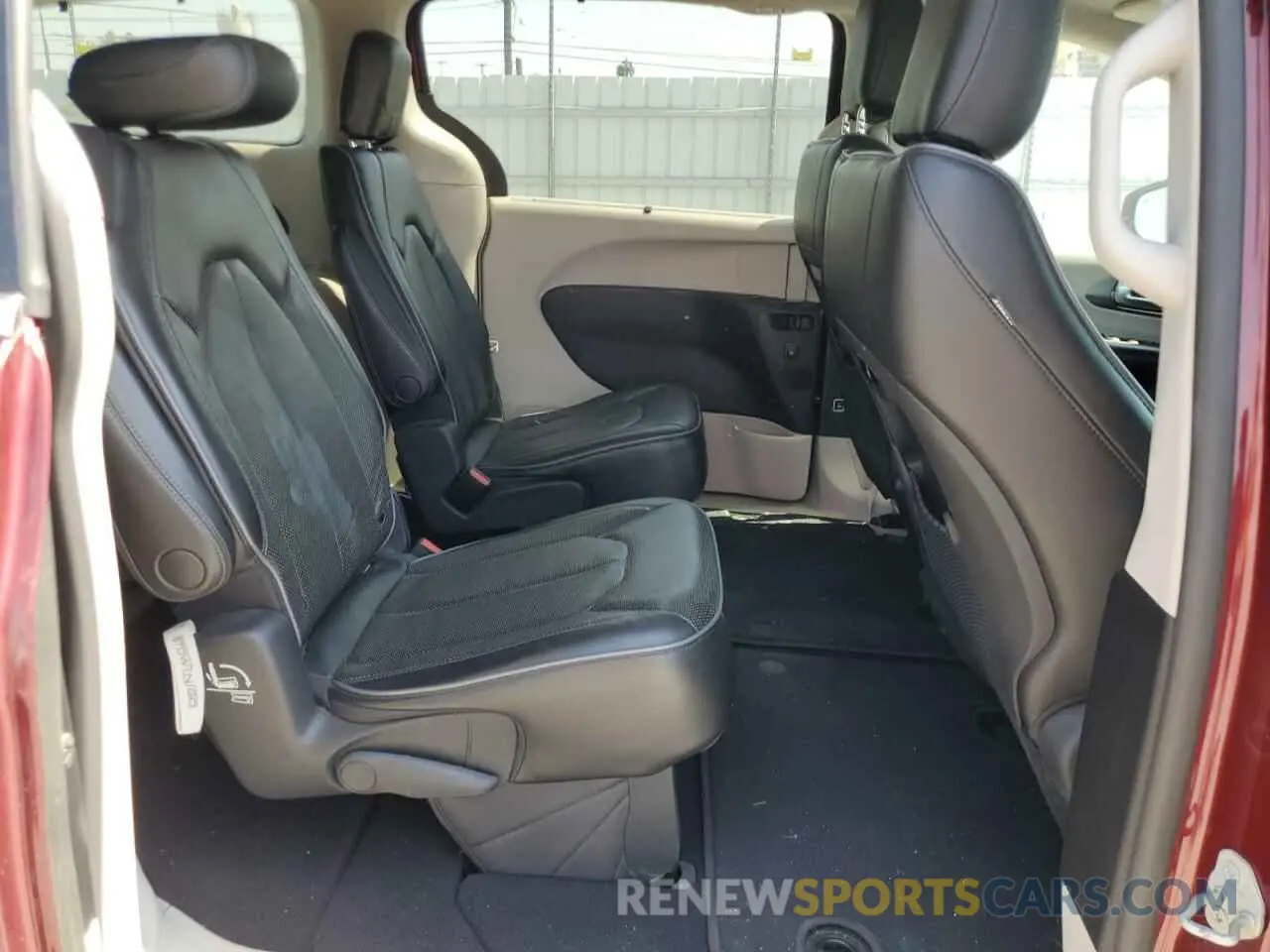11 Photograph of a damaged car 2C4RC1GG6KR706440 CHRYSLER PACIFICA 2019