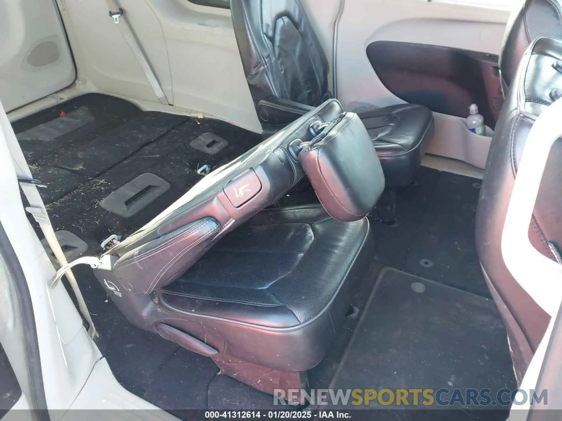 8 Photograph of a damaged car 2C4RC1GG6KR730513 CHRYSLER PACIFICA 2019