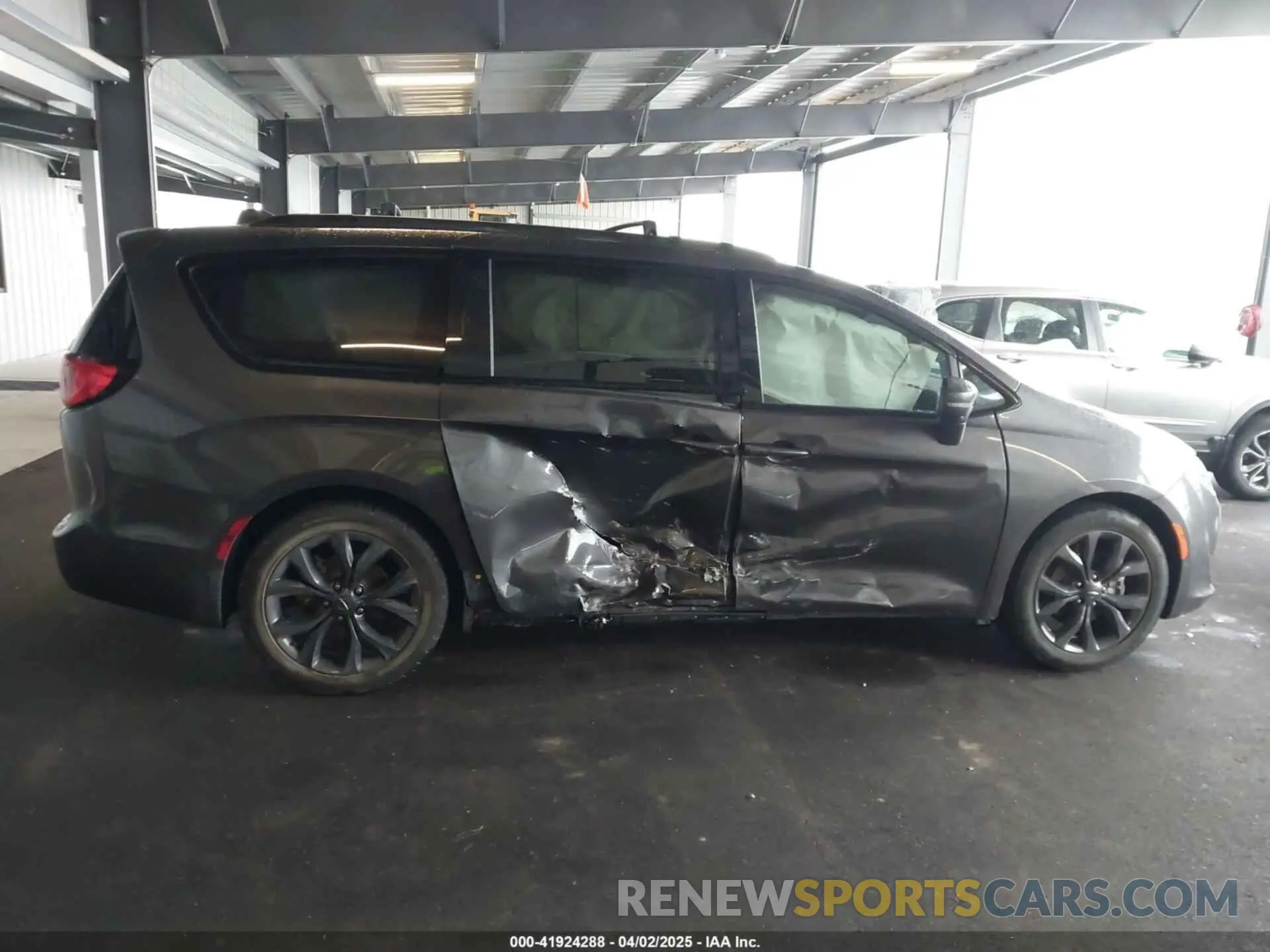 13 Photograph of a damaged car 2C4RC1GG7KR532538 CHRYSLER PACIFICA 2019