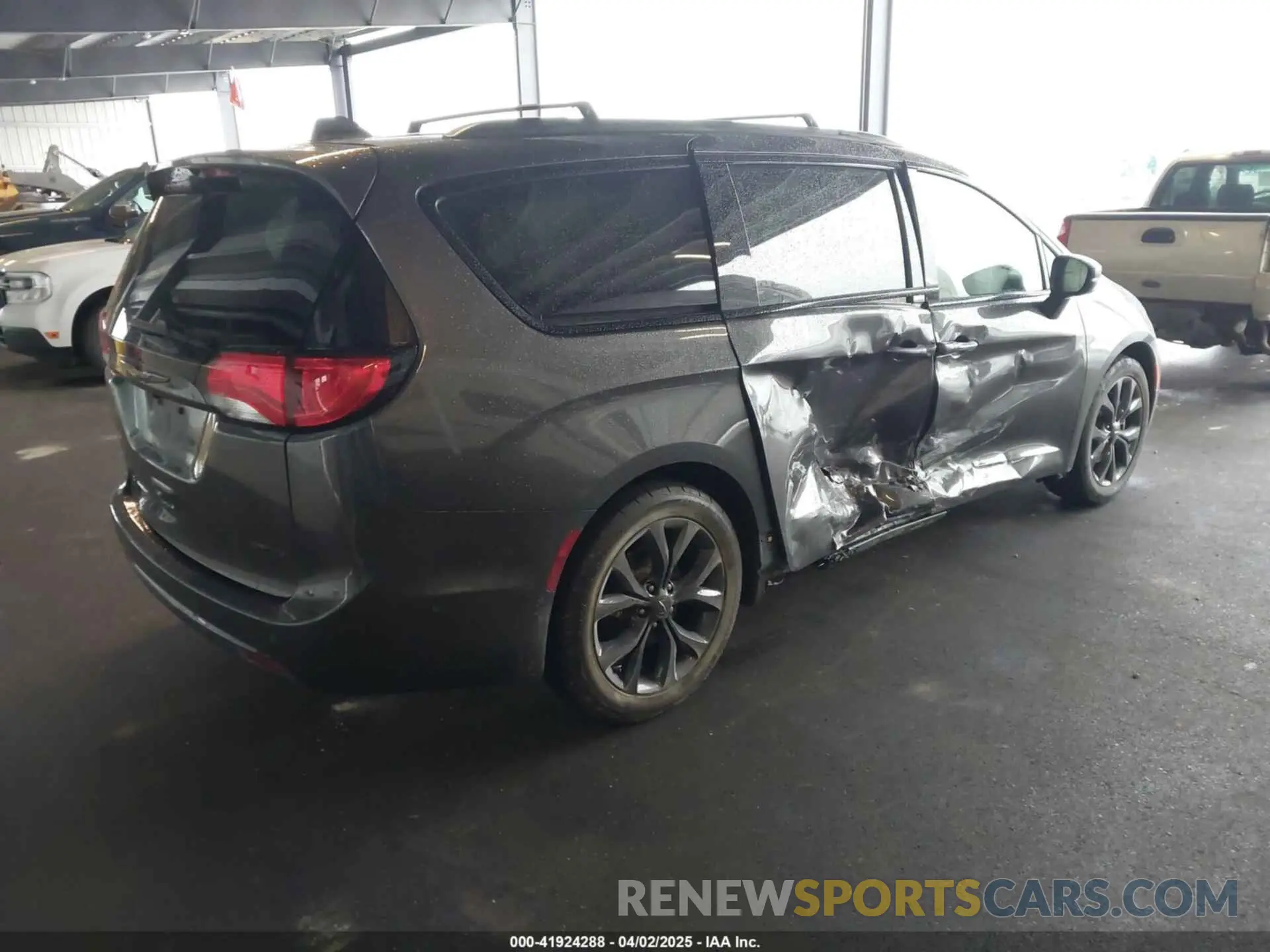 4 Photograph of a damaged car 2C4RC1GG7KR532538 CHRYSLER PACIFICA 2019