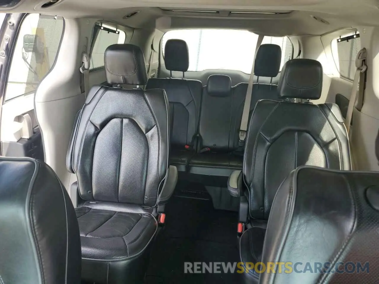 10 Photograph of a damaged car 2C4RC1GG7KR667356 CHRYSLER PACIFICA 2019