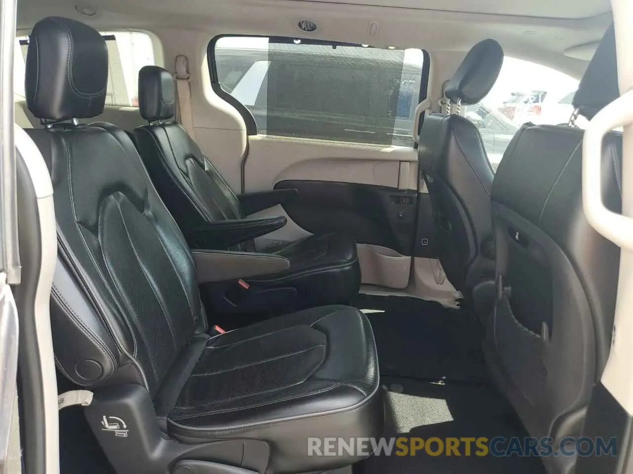 11 Photograph of a damaged car 2C4RC1GG7KR667356 CHRYSLER PACIFICA 2019