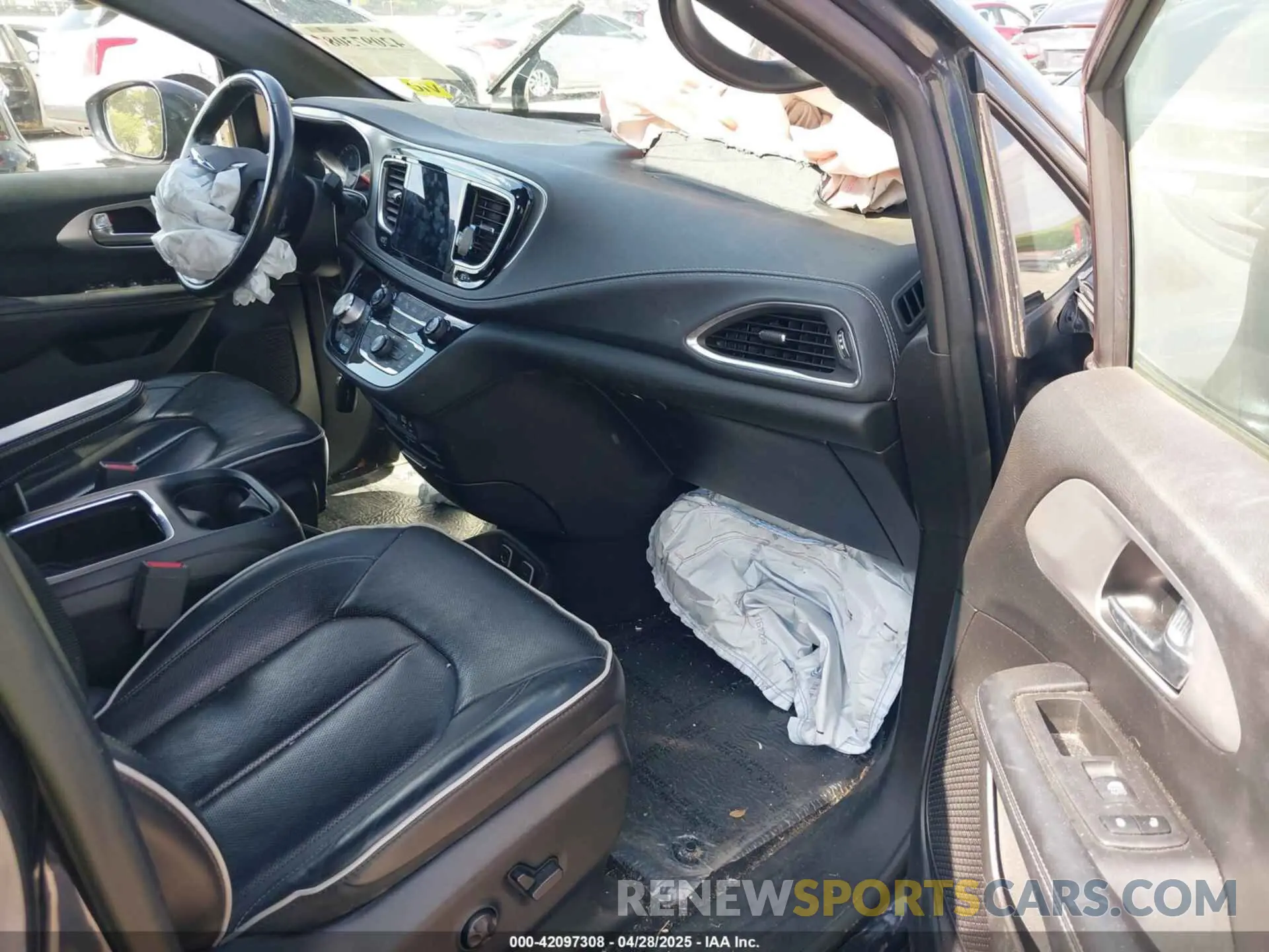 5 Photograph of a damaged car 2C4RC1GG8KR657371 CHRYSLER PACIFICA 2019